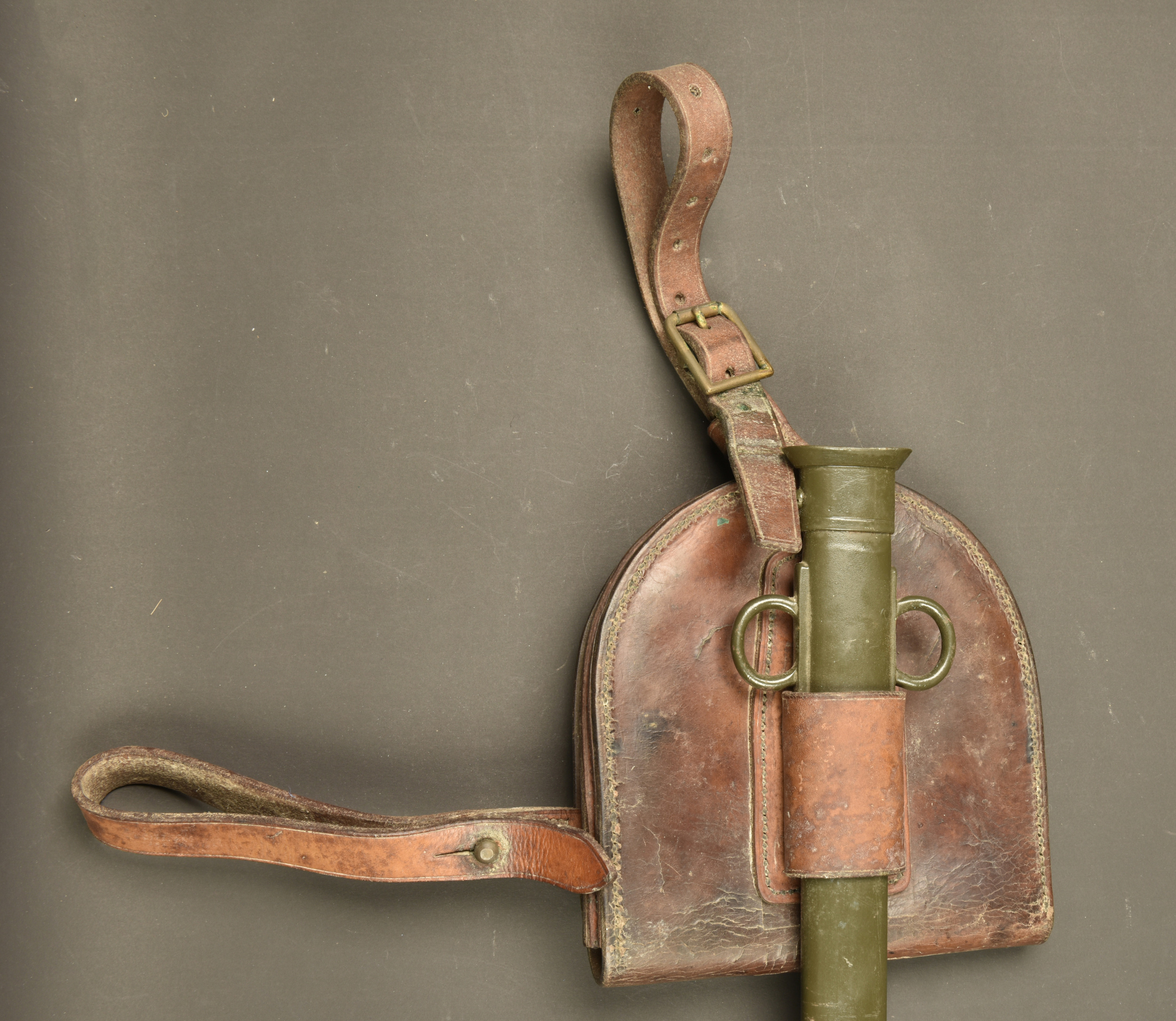 Sabre troupe de cavalerie anglais modèle 1908 avec sa poche à fer. British Pattern 1908 cavalry trooper’s sword with horseshoe pouch — photo 10