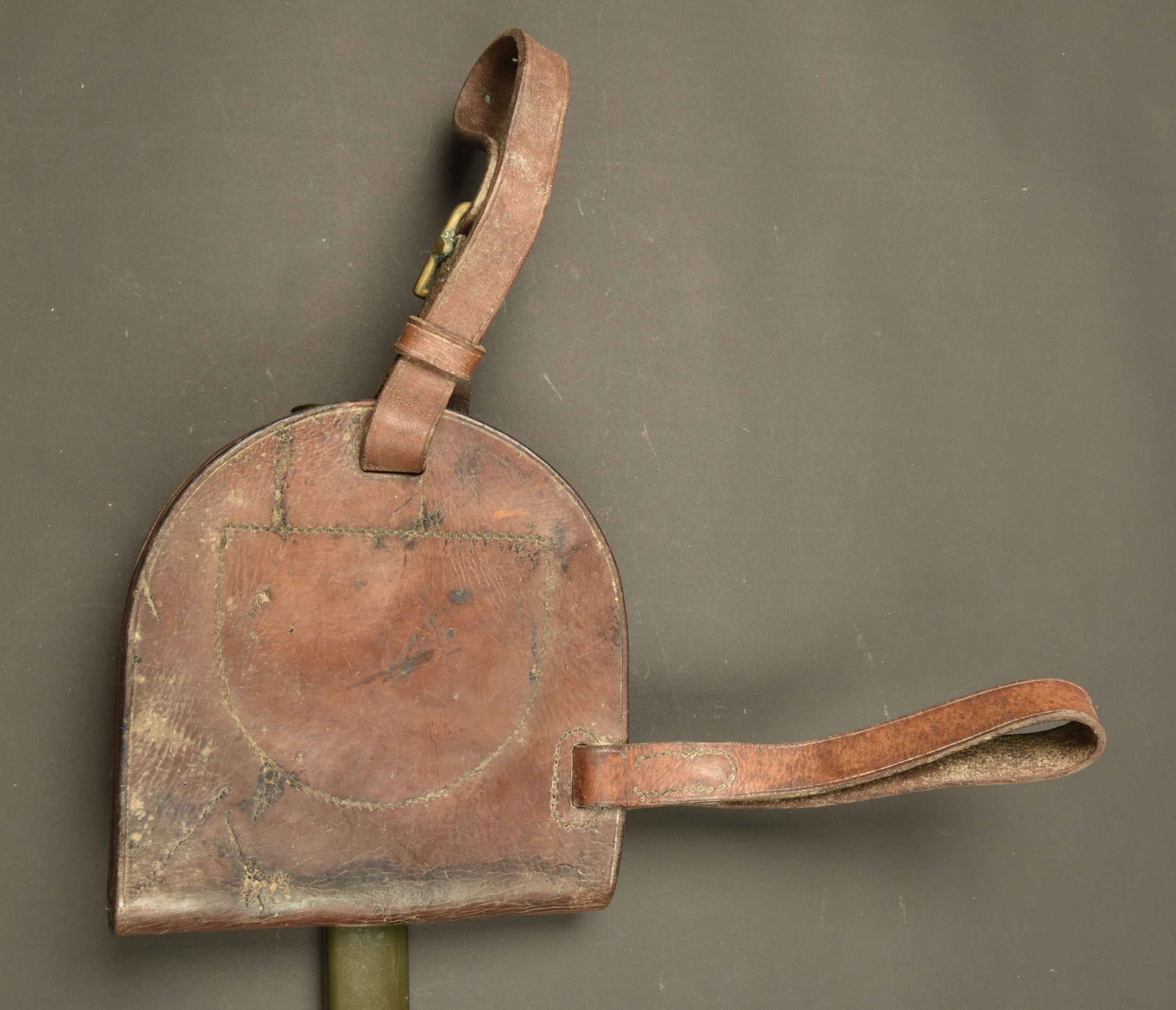 Sabre troupe de cavalerie anglais modèle 1908 avec sa poche à fer. British Pattern 1908 cavalry trooper’s sword with horseshoe pouch — photo 11