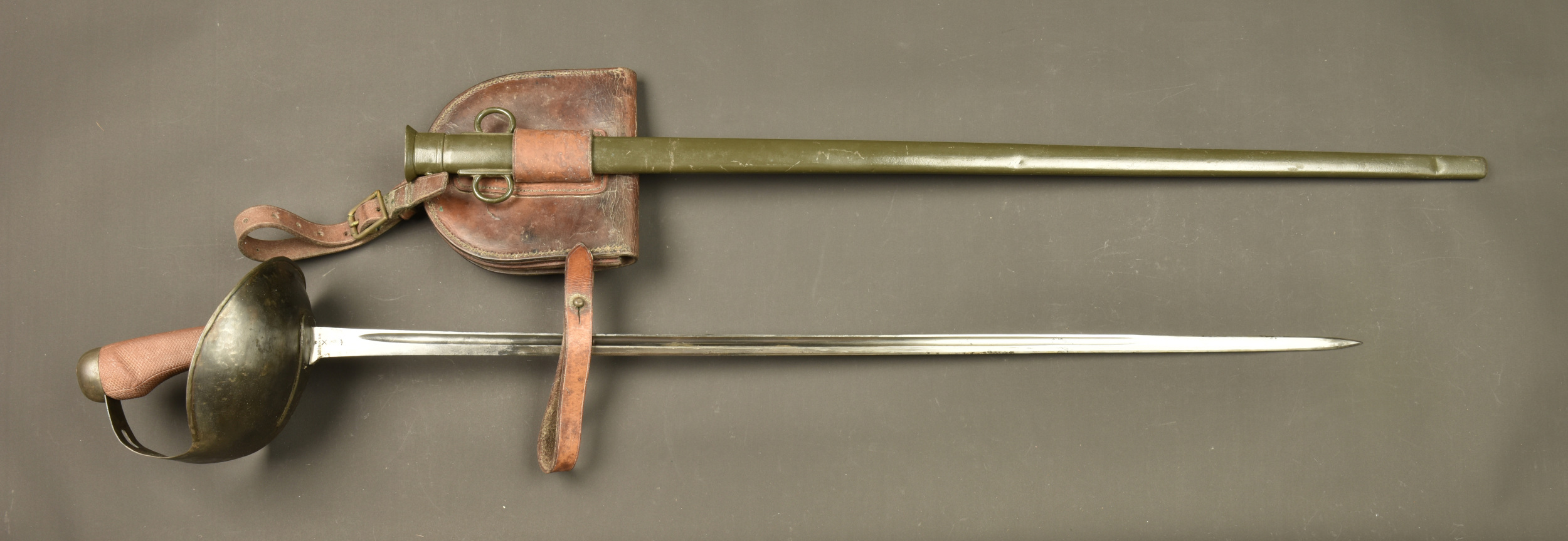 Sabre troupe de cavalerie anglais modèle 1908 avec sa poche à fer. British Pattern 1908 cavalry trooper’s sword with horseshoe pouch — photo 13