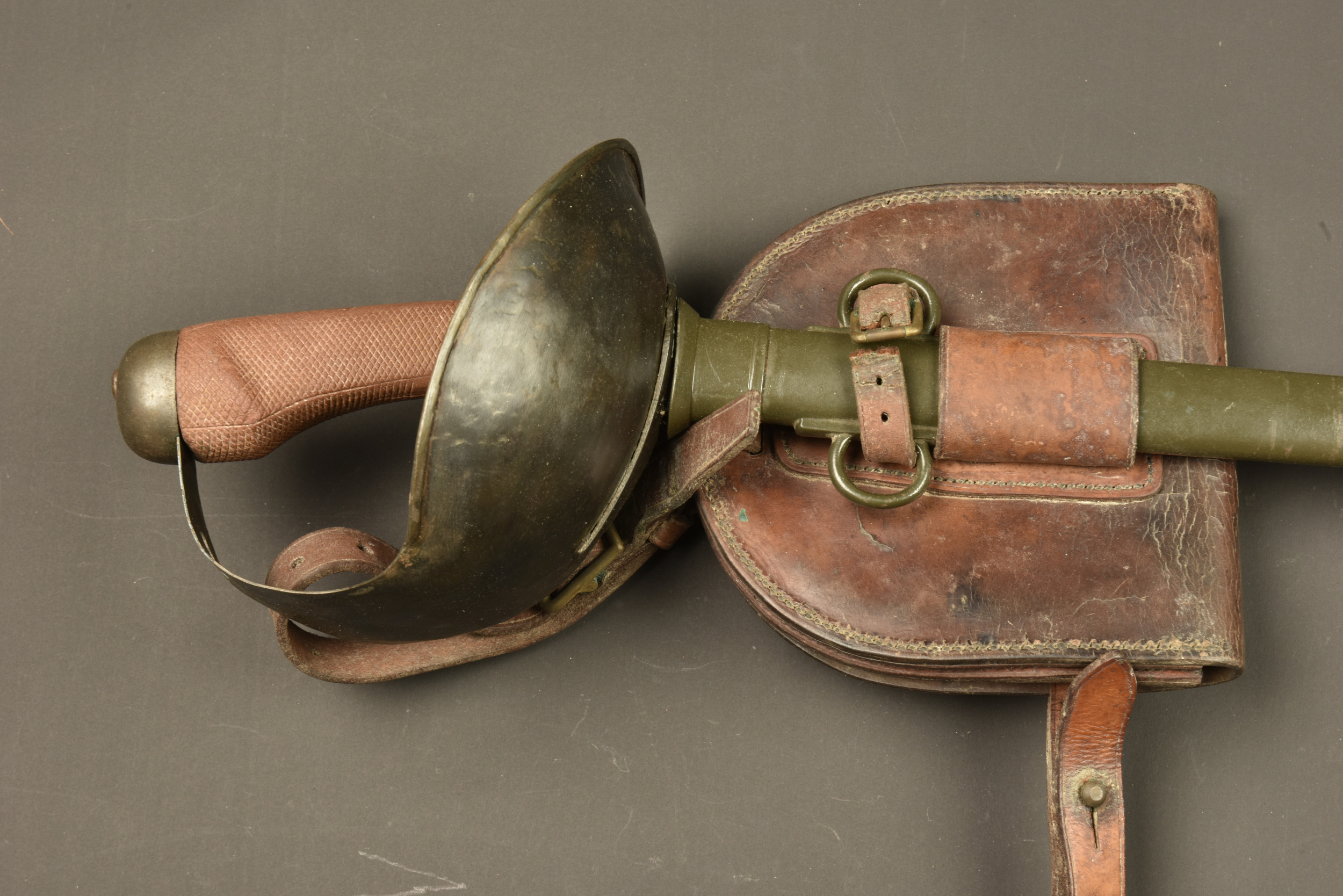 Sabre troupe de cavalerie anglais modèle 1908 avec sa poche à fer. British Pattern 1908 cavalry trooper’s sword with horseshoe pouch — photo 14