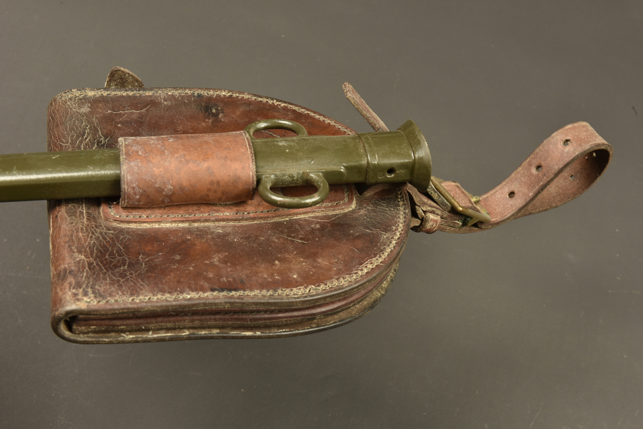 Sabre troupe de cavalerie anglais modèle 1908 avec sa poche à fer. British Pattern 1908 cavalry trooper’s sword with horseshoe pouch — photo 8