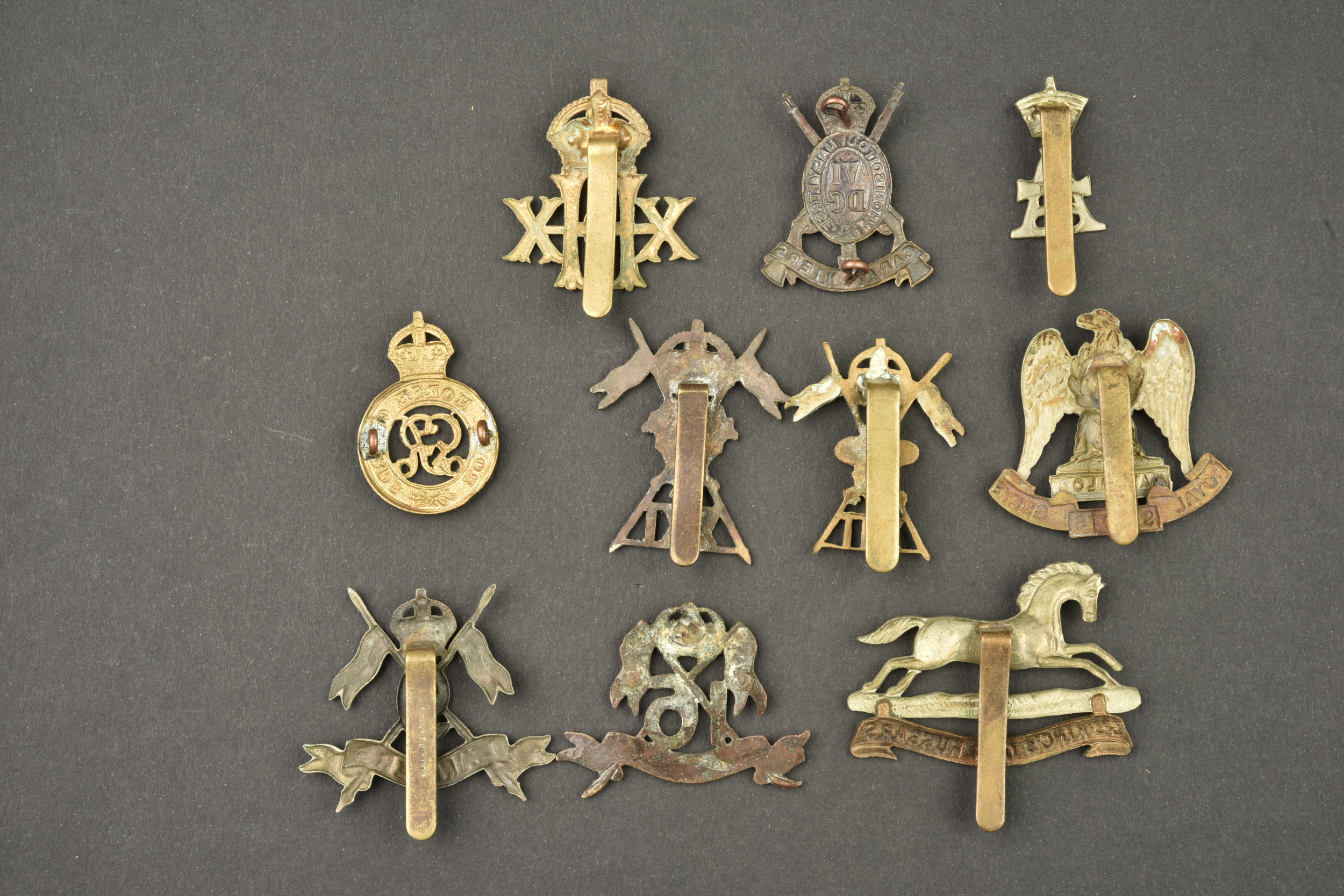 Lot de 10 cap badge de cavalerie anglaise. Lot of 10 British cavalry cap badges — photo 2