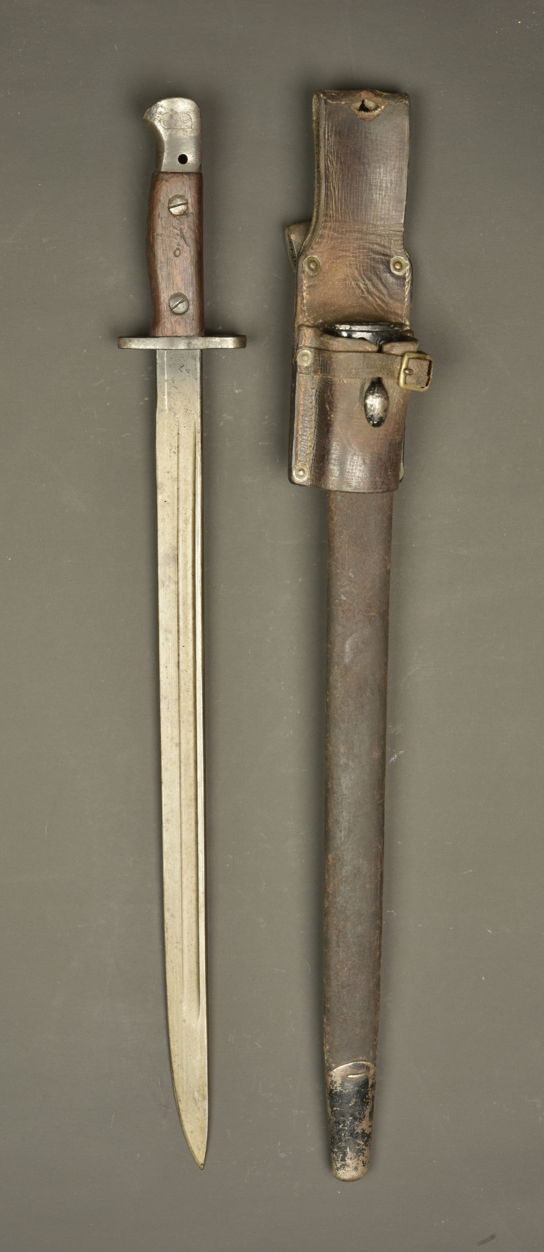 Baïonnette anglaise 1907 avec porte fourreau cuir. British Pattern 1907 bayonet with leather frog — photo 1