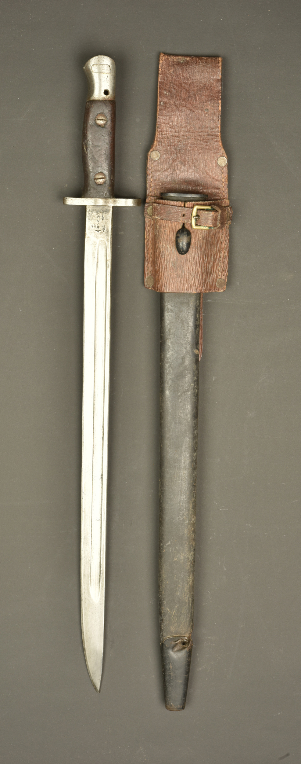 Baïonnette anglaise 1907 avec fourreau à impact et porte fourreau cuir. British Pattern 1907 bayonet with damaged scabbard and leather frog — photo 1