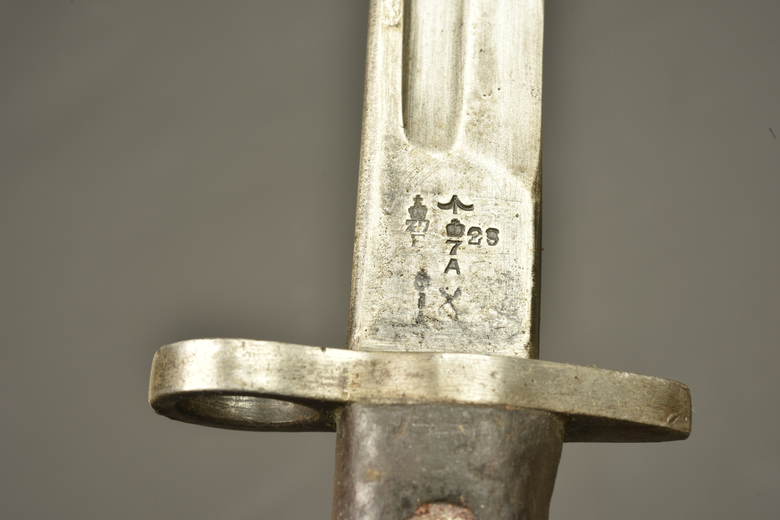 Baïonnette anglaise 1907 avec fourreau à impact et porte fourreau cuir. British Pattern 1907 bayonet with damaged scabbard and leather frog — photo 2