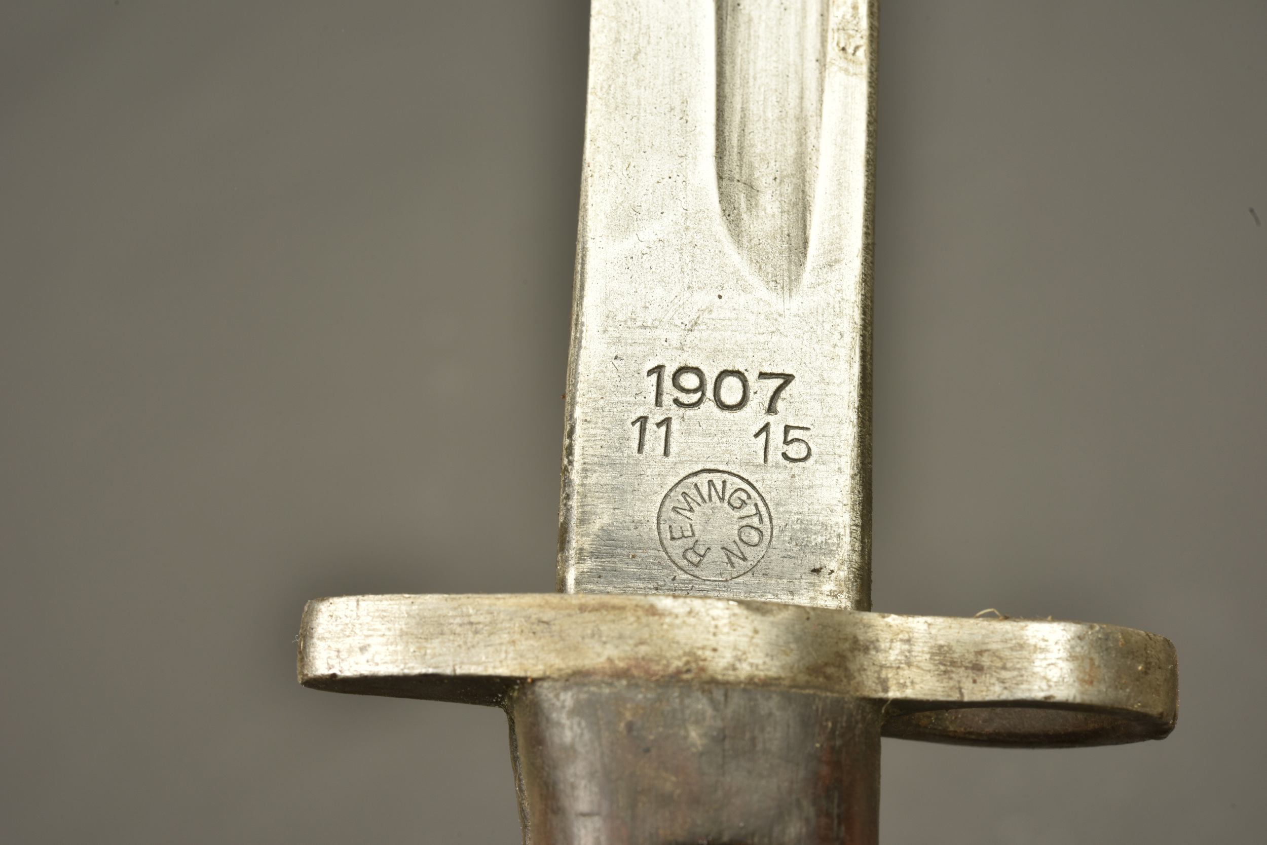 Baïonnette anglaise 1907 avec fourreau à impact et porte fourreau cuir. British Pattern 1907 bayonet with damaged scabbard and leather frog — photo 3