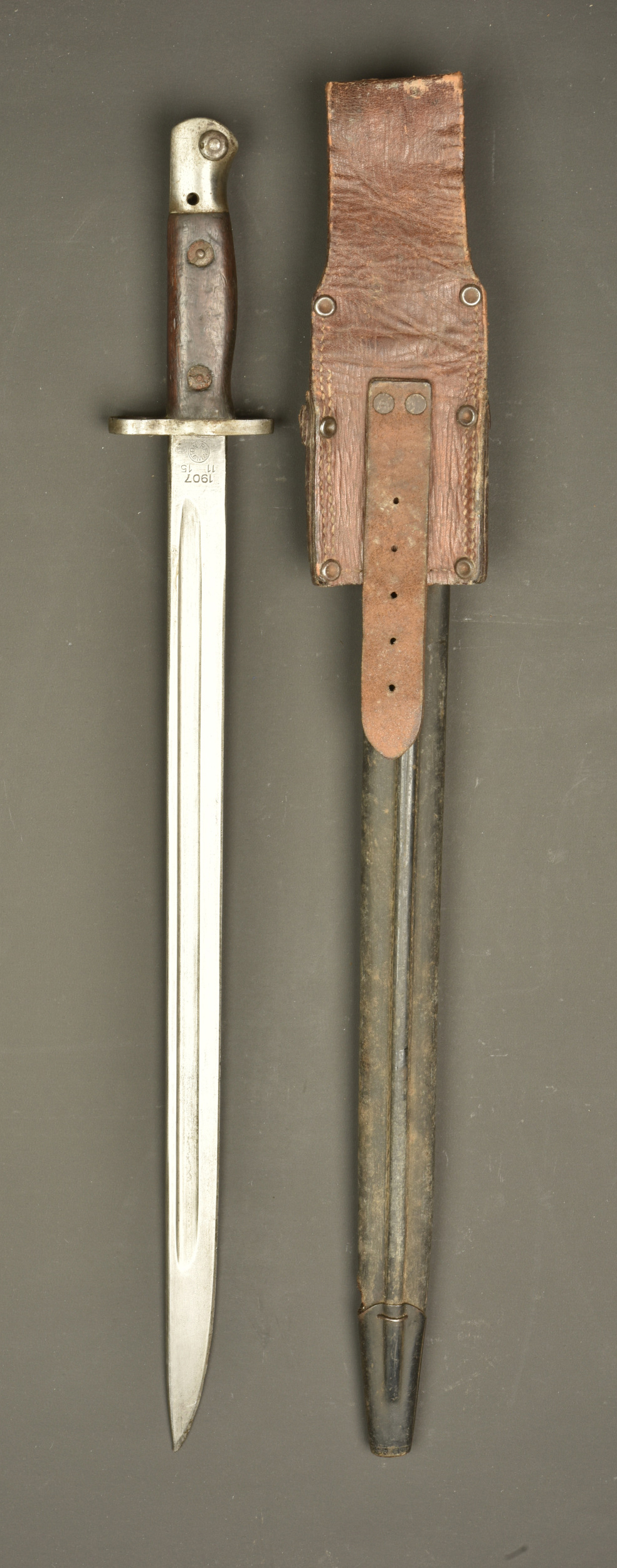 Baïonnette anglaise 1907 avec fourreau à impact et porte fourreau cuir. British Pattern 1907 bayonet with damaged scabbard and leather frog — photo 4