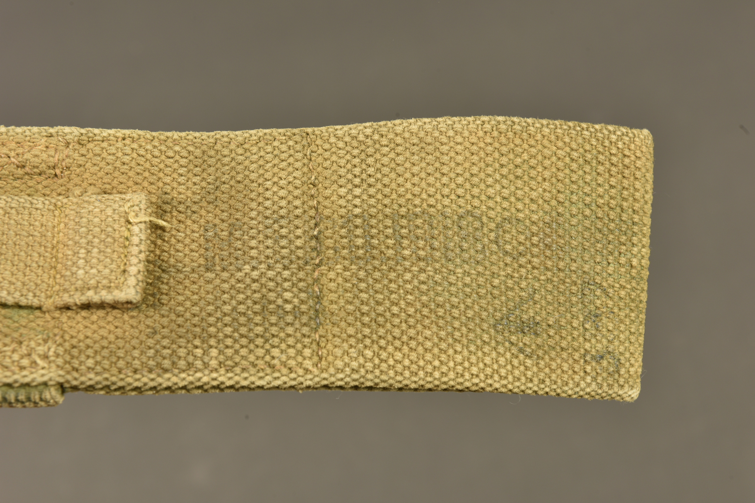 Porte baïonnette anglais en web avec reproduction de porte manche. British webbing bayonet frog with reproduction helve carrier — photo 2