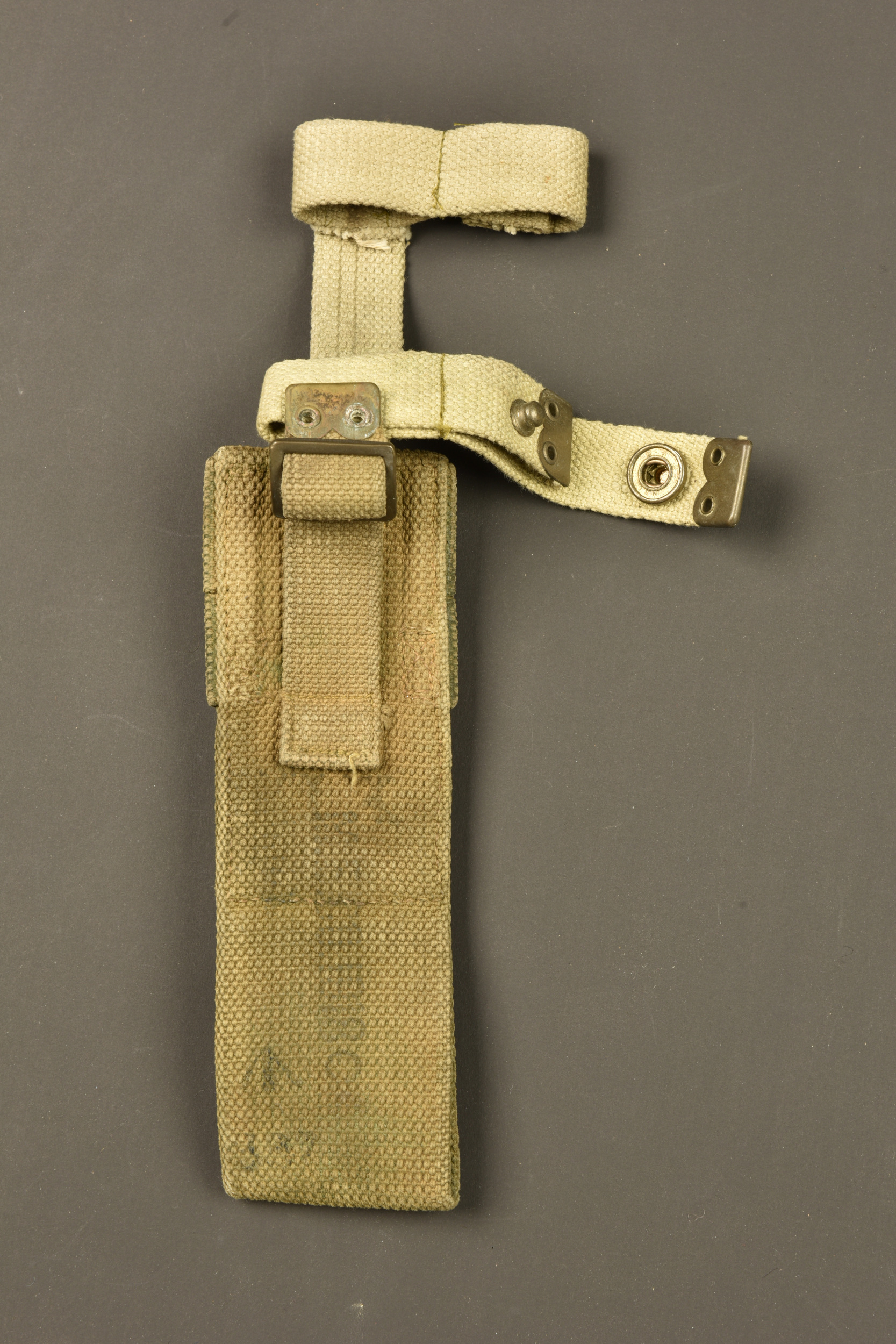 Porte baïonnette anglais en web avec reproduction de porte manche. British webbing bayonet frog with reproduction helve carrier — photo 3