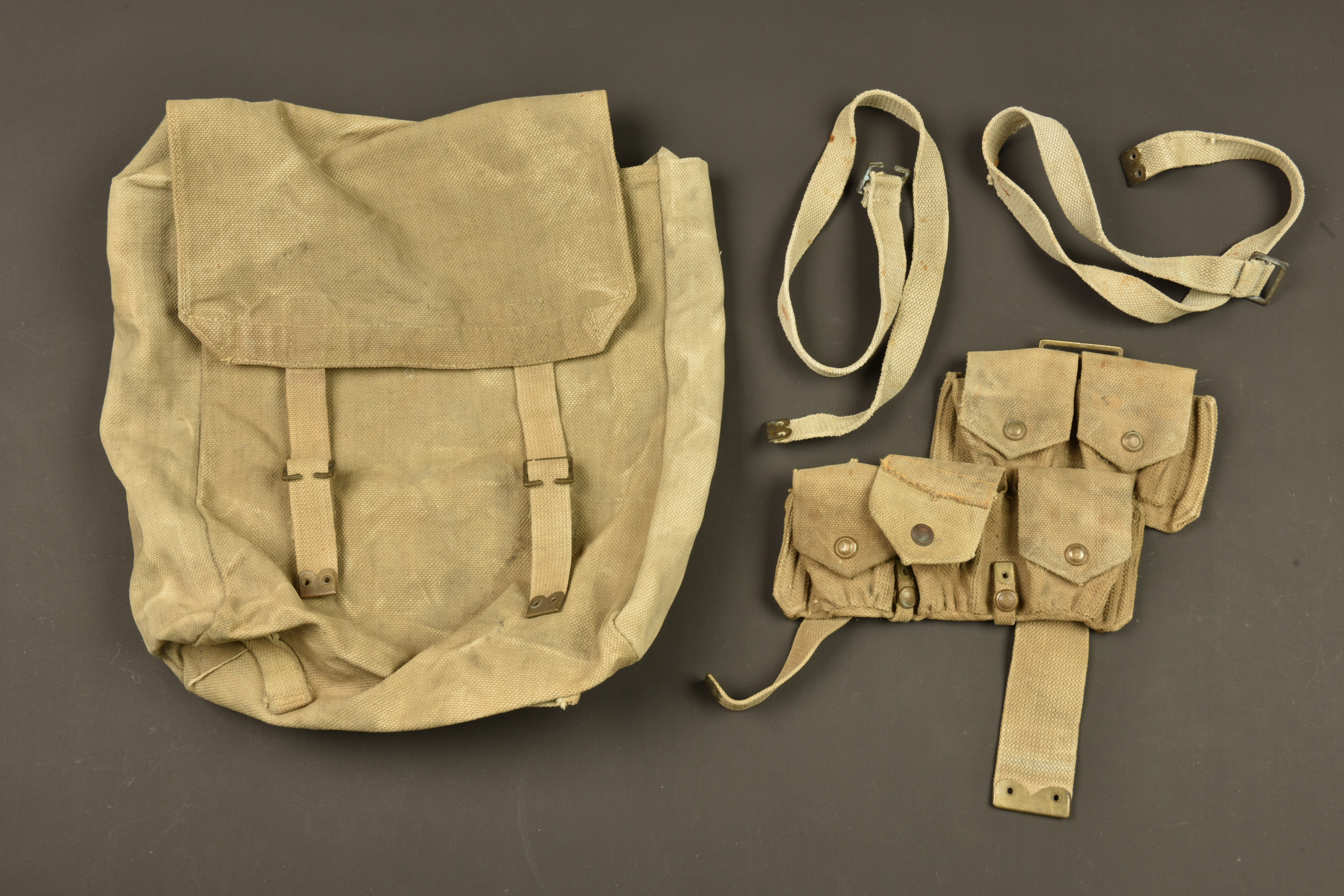 Cartouchière anglaise Mills pattern 1908 et large pack. British Mills Pattern 1908 ammunition pouch and large pack — photo 1