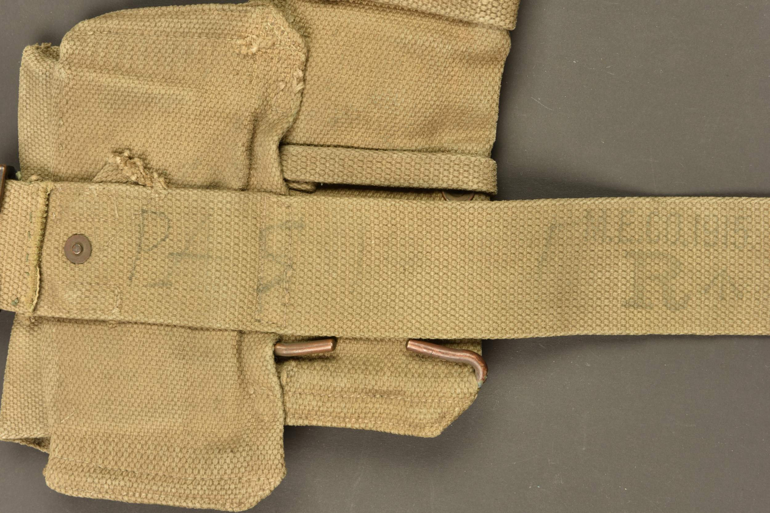 Cartouchière anglaise en web 1908 côté droit. British Pattern 1908 webbing ammunition pouch right side — photo 2