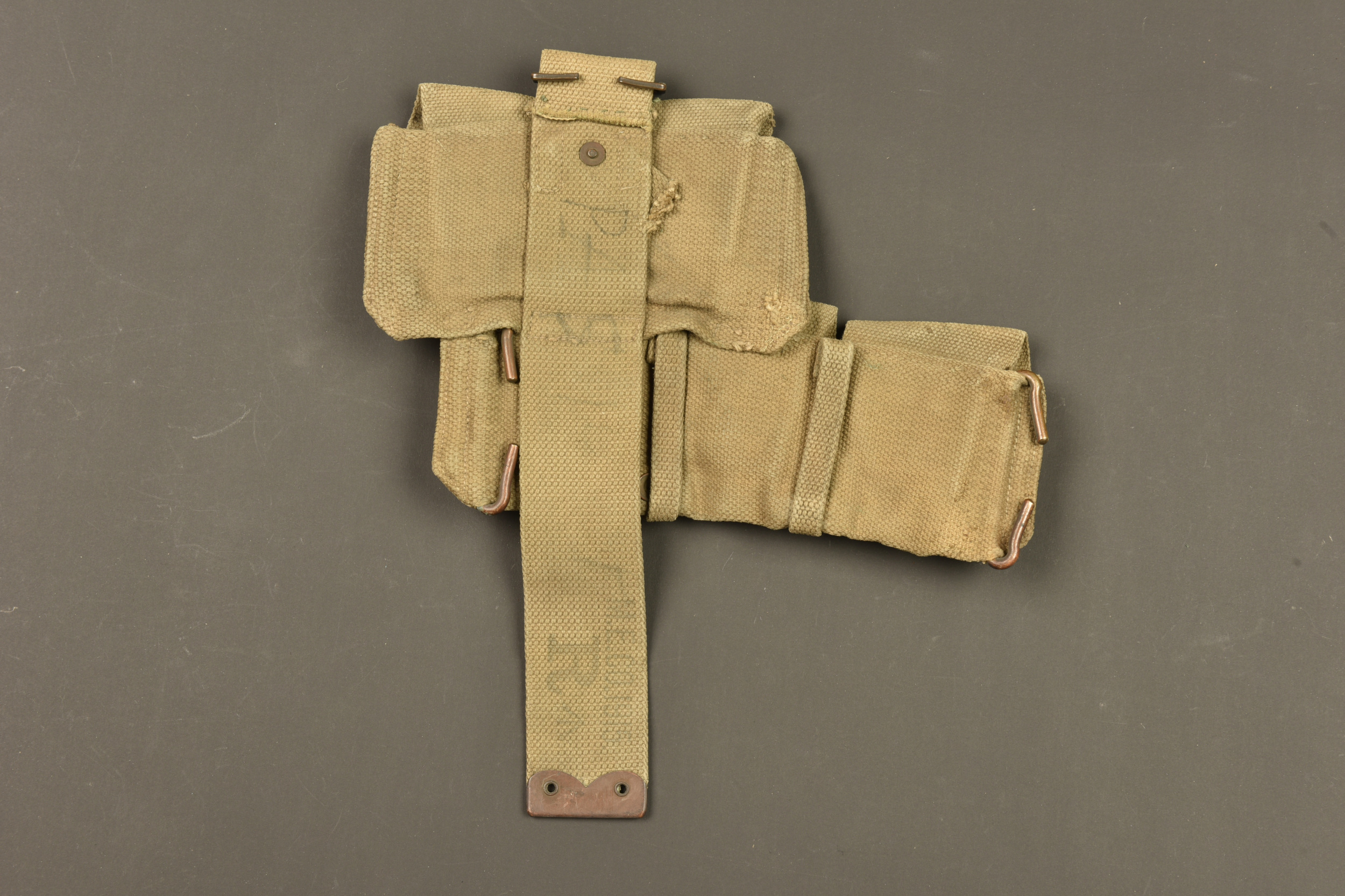 Cartouchière anglaise en web 1908 côté droit. British Pattern 1908 webbing ammunition pouch right side — photo 3
