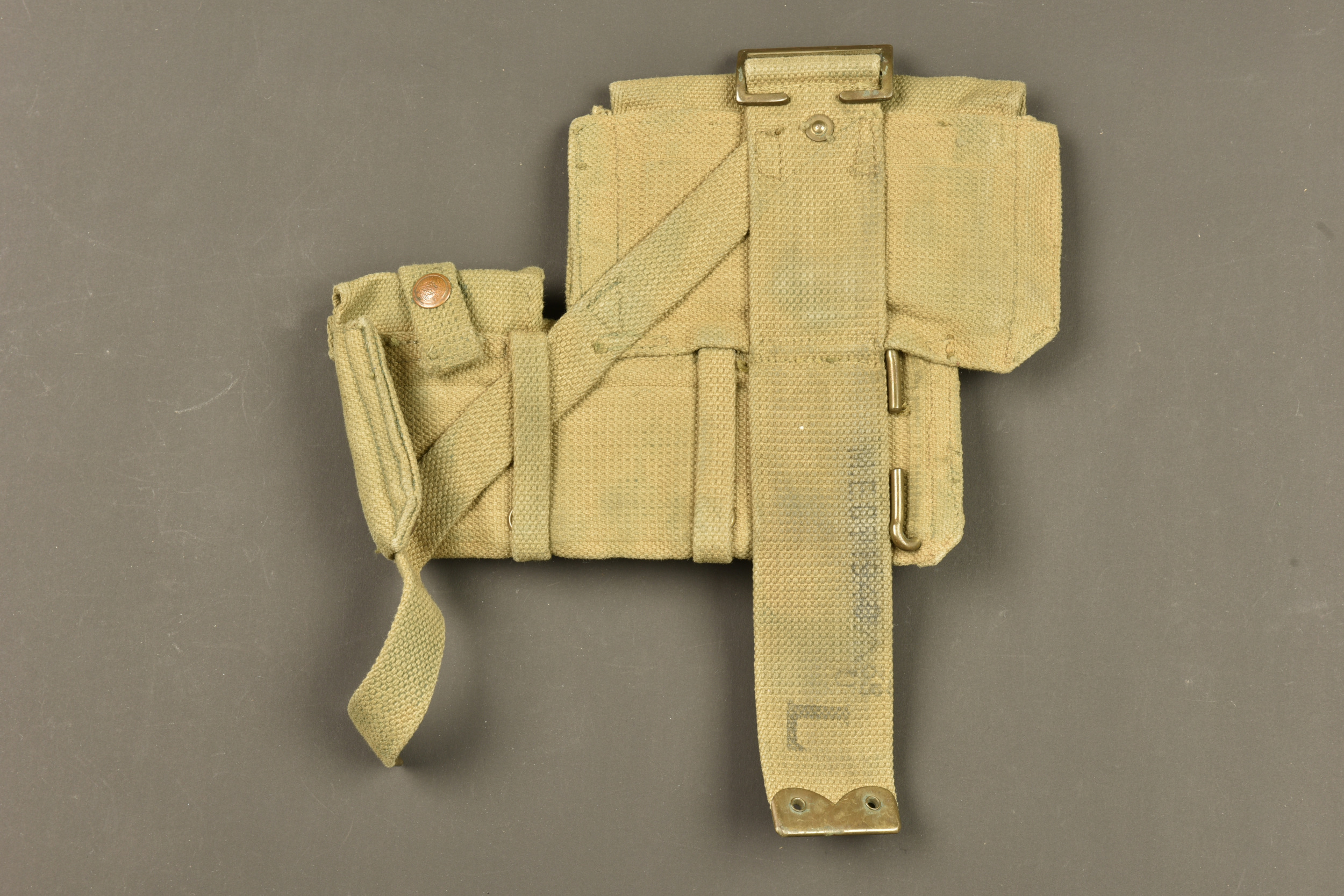 Cartouchière anglaise en web 1908 côté gauche. British Pattern 1908 webbing ammunition pouch left side — photo 3