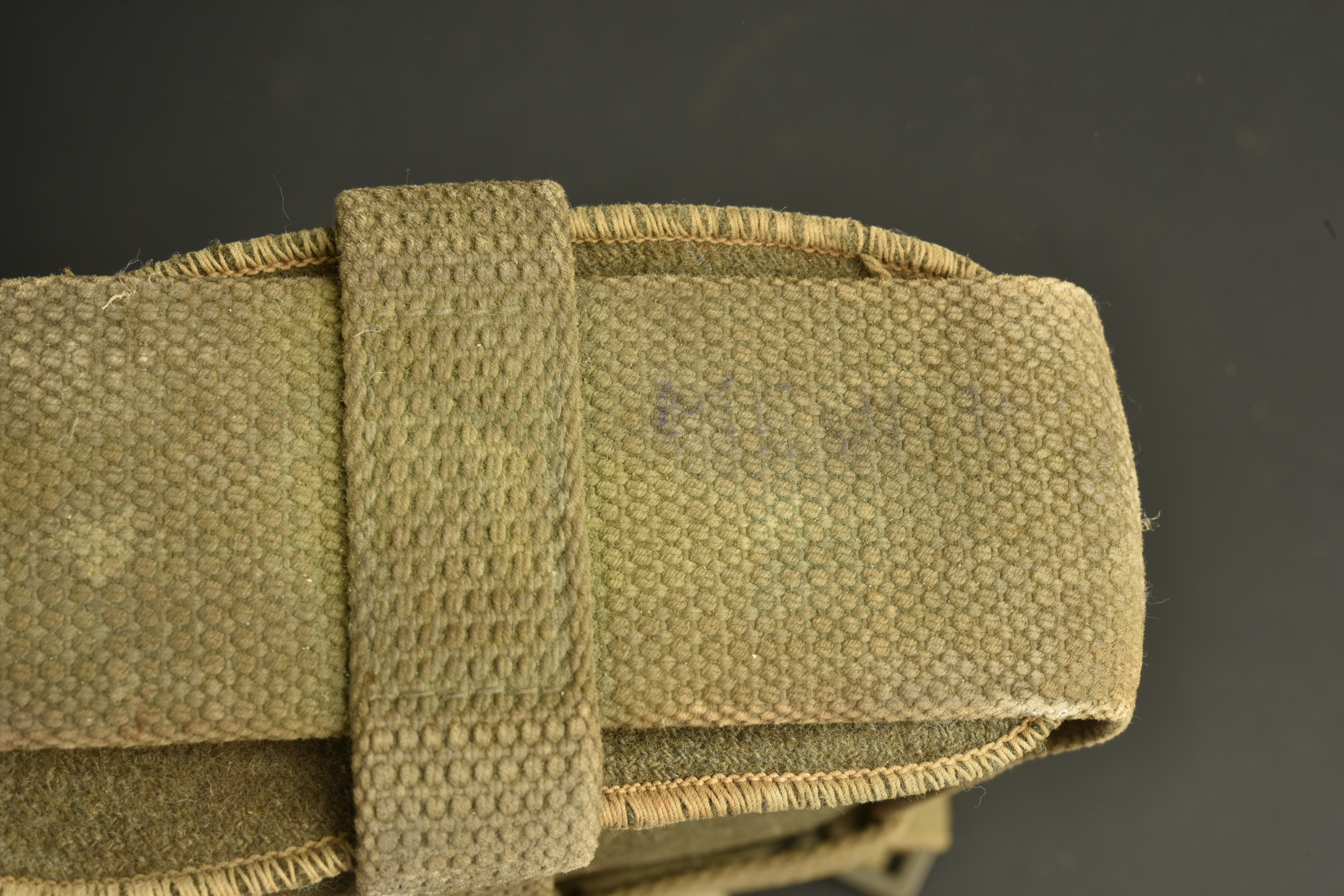 Equipement Web anglais bidon, musette et bretelles. British web equipment including canteen, haversack and braces — photo 3
