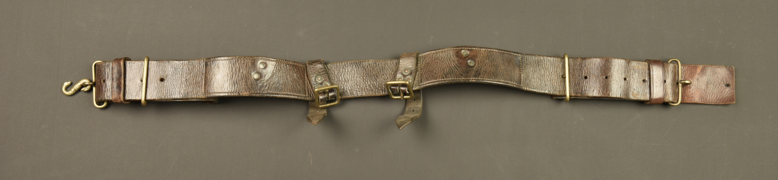 Ceinturon anglais en cuir pattern 1914 du Royal Welsh Fusilier. British Pattern 1914 leather belt of the Royal Welsh Fusiliers — photo 1