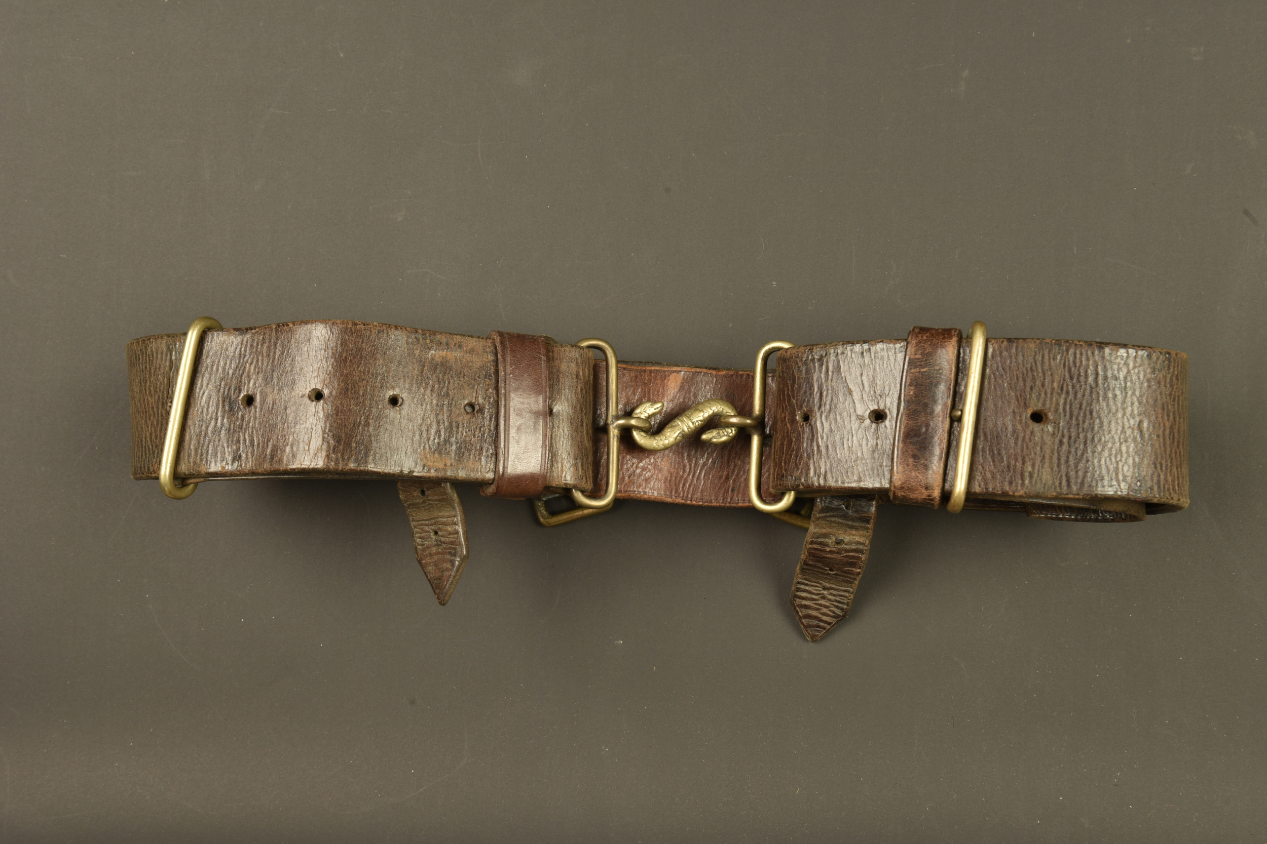Ceinturon anglais en cuir pattern 1914 du Royal Welsh Fusilier. British Pattern 1914 leather belt of the Royal Welsh Fusiliers — photo 2