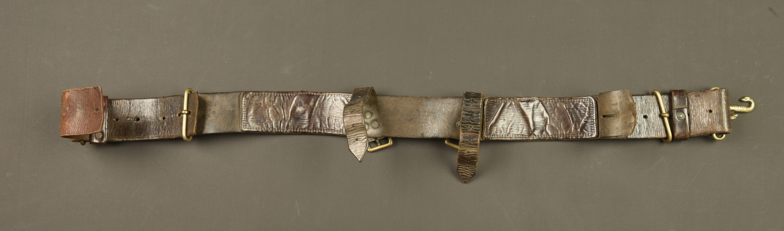 Ceinturon anglais en cuir pattern 1914 du Royal Welsh Fusilier. British Pattern 1914 leather belt of the Royal Welsh Fusiliers — photo 3