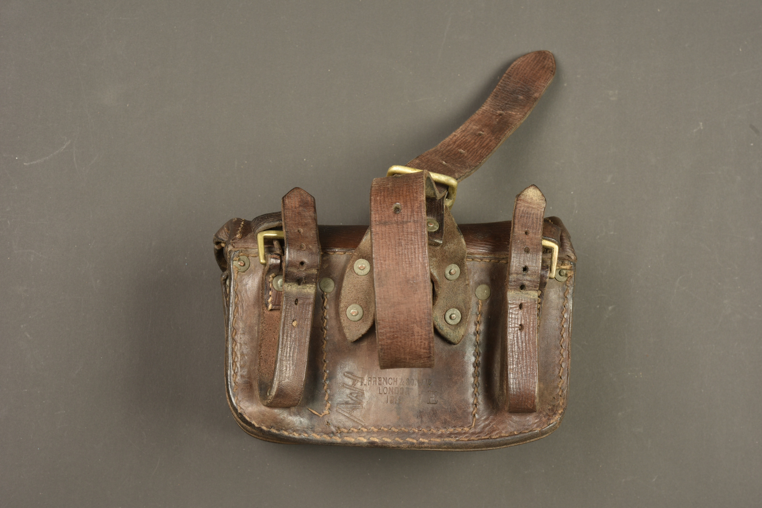 Cartouchière anglaise en cuir pattern 1914. British Pattern 1914 leather ammunition pouch — photo 4