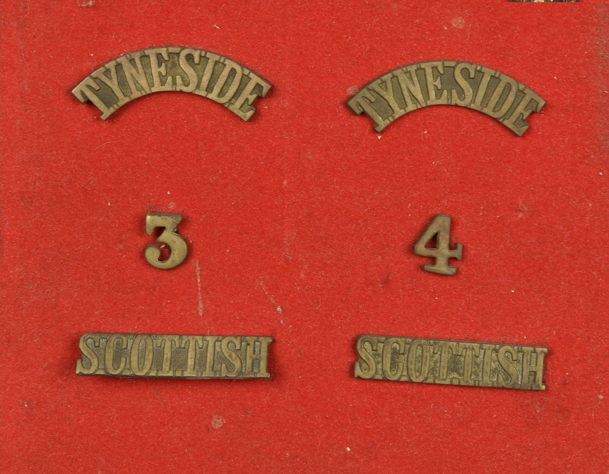 Ensemble d'insignes des 3rd et 4th Tyneside Scottish. Badge grouping of the 3rd and 4th Tyneside Scottish — photo 1