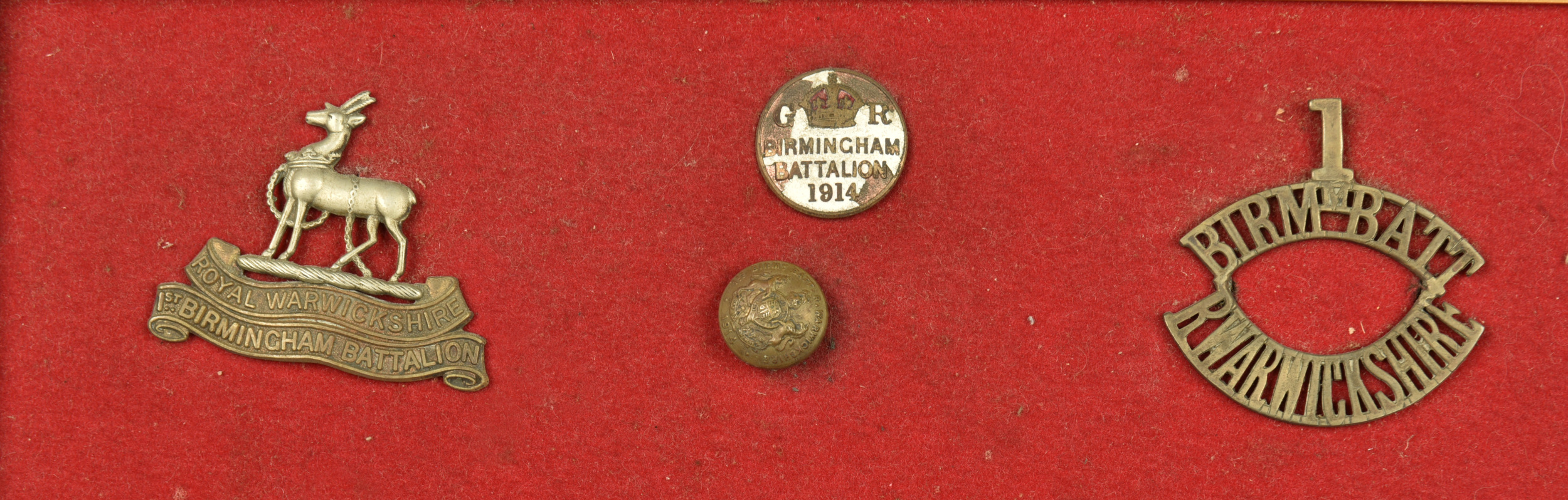 Ensemble d'insignes du 1st Birmingham Pals Battalion Royal Warwickshire. Badge grouping of the 1st Birmingham Pals Battalion Royal Warwickshire Regiment — photo 1
