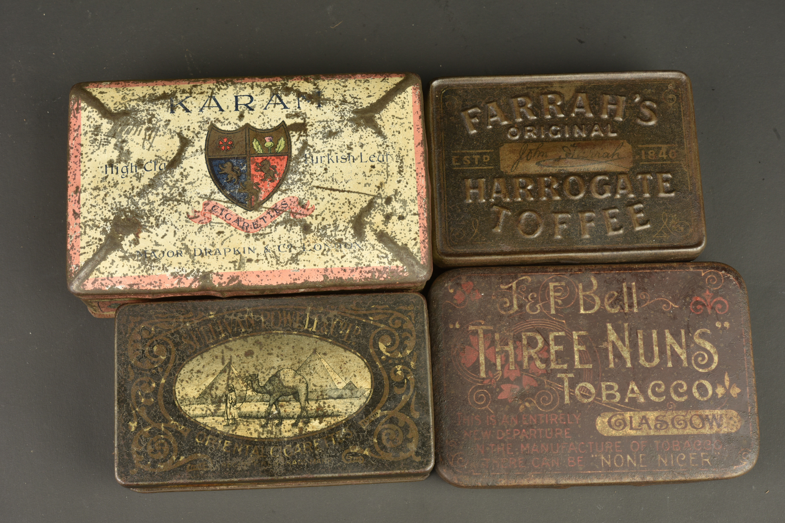Lot de 6 boîtes anglaises et un quart. Lot of 6 British tins and one mug — photo 1