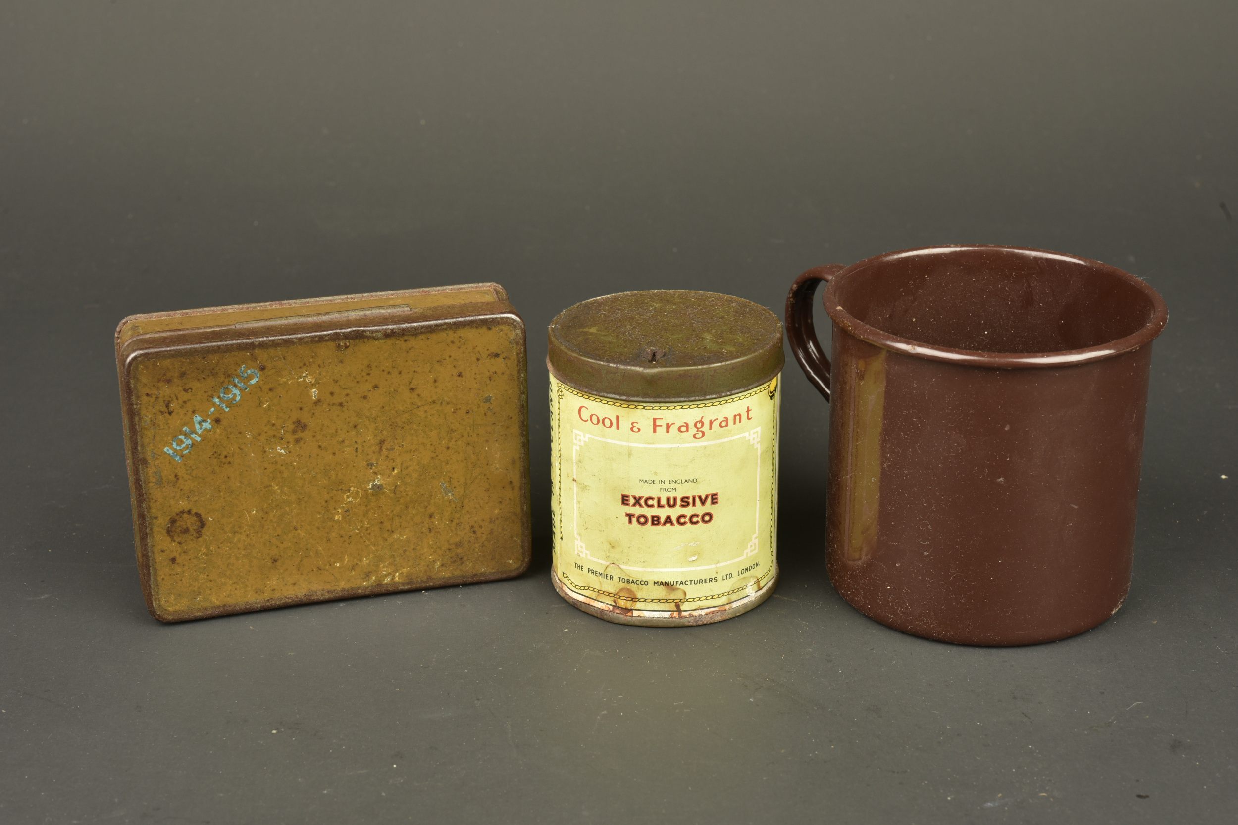 Lot de 6 boîtes anglaises et un quart. Lot of 6 British tins and one mug — photo 2