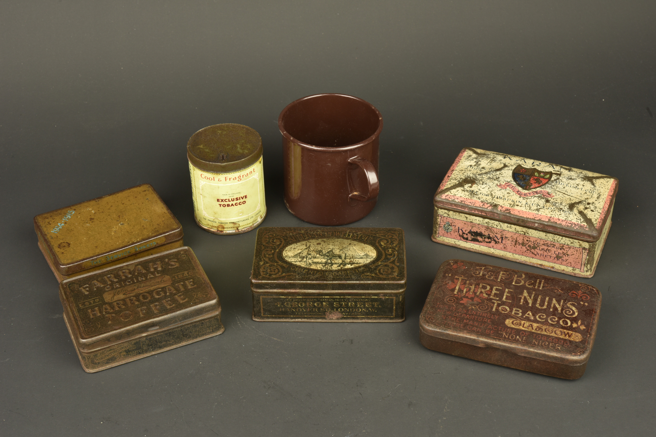 Lot de 6 boîtes anglaises et un quart. Lot of 6 British tins and one mug — photo 3