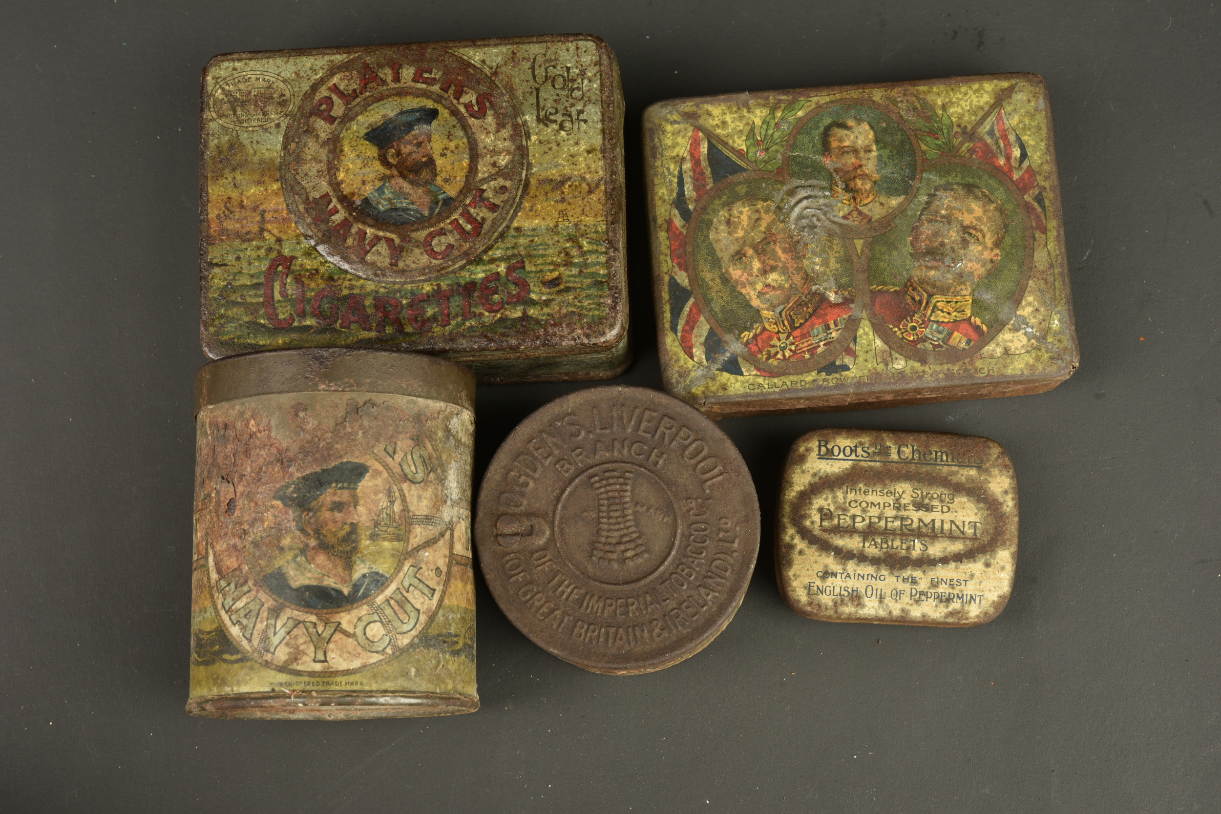 Lot de 8 boîtes anglaises et un quart. Lot of 8 British tins and one mug — photo 3
