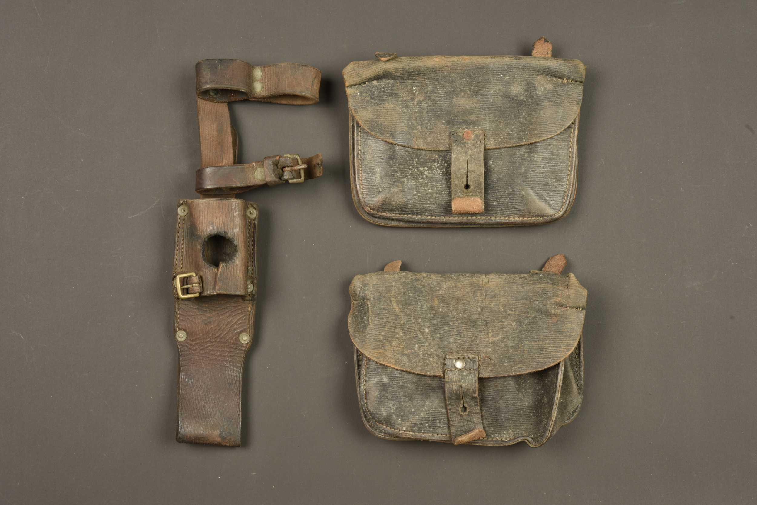 Porte manche d'outil anglais en cuir pattern 1914 et cartouchières. British Pattern 1914 leather helve carrier and ammunition pouches — photo 1