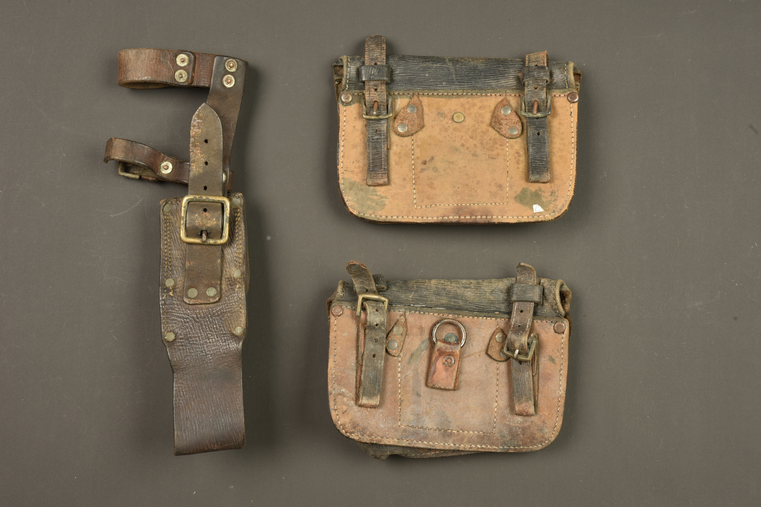 Porte manche d'outil anglais en cuir pattern 1914 et cartouchières. British Pattern 1914 leather helve carrier and ammunition pouches — photo 3