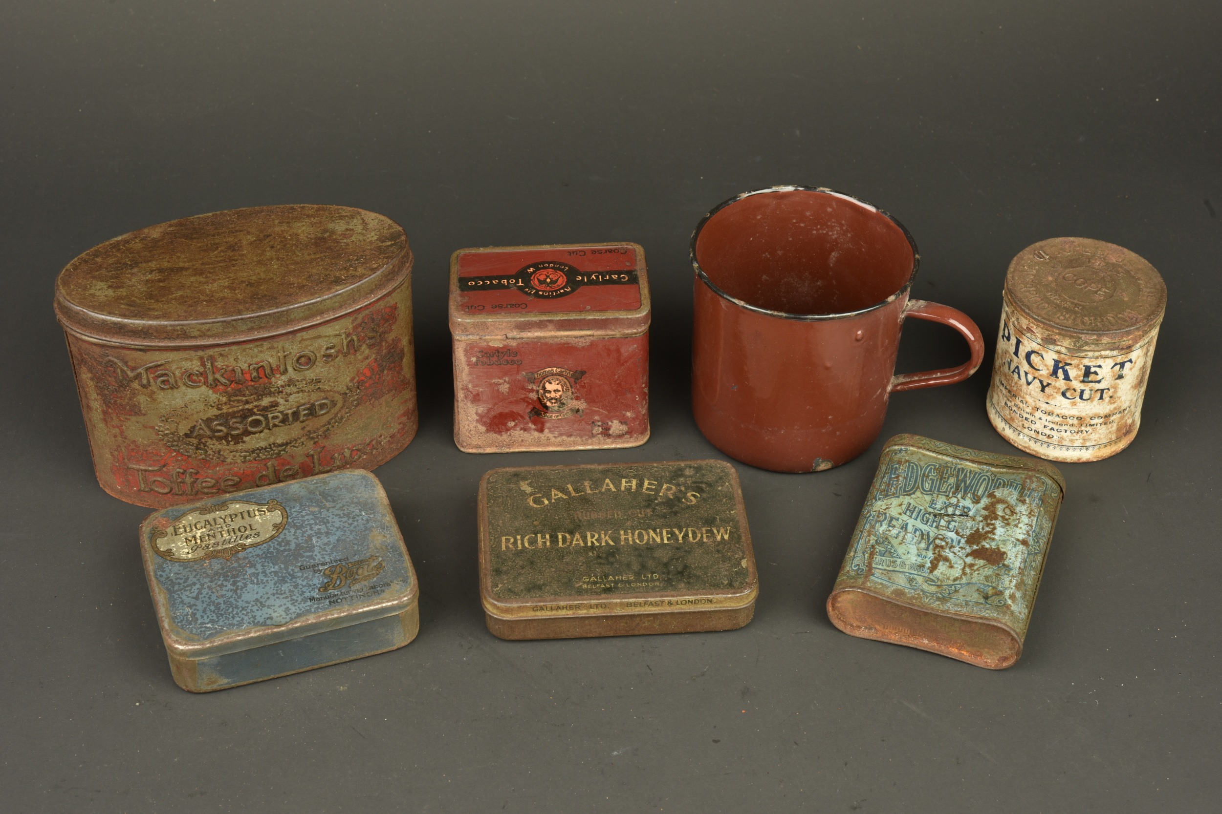 Lot de 6 boîtes anglaises et un quart. Lot of 6 British tins and one mug — photo 1