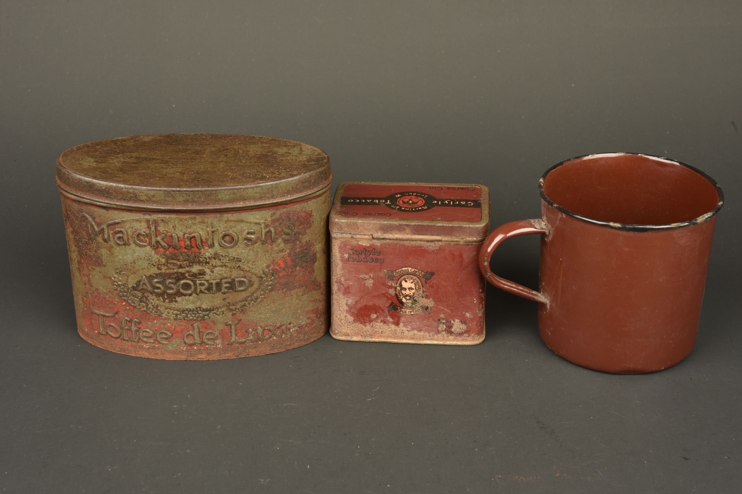 Lot de 6 boîtes anglaises et un quart. Lot of 6 British tins and one mug — photo 2