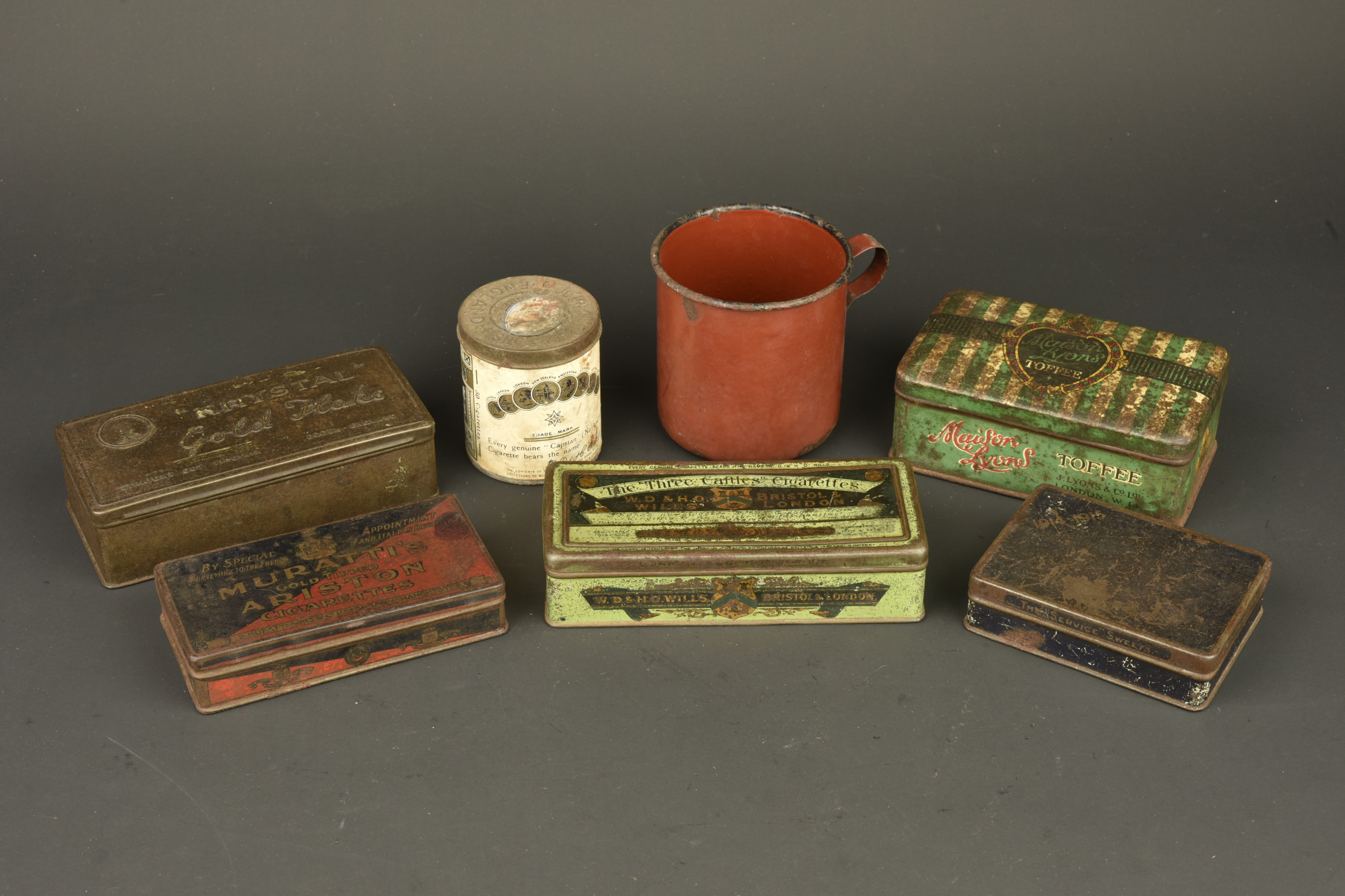 Lot de 6 boîtes anglaises et un quart. Lot of 6 British tins and one mug — photo 1