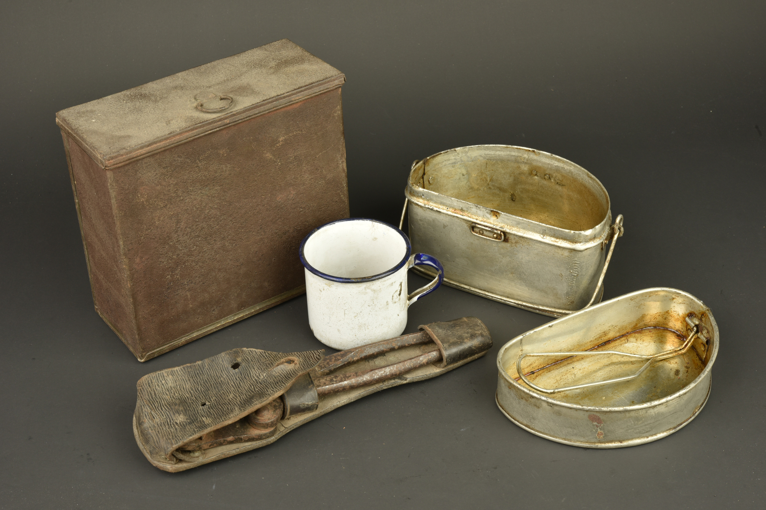 Lot d'équipement anglais gamelle, quart, pince et boite à vivres. Lot of British equipment including mess tin, mug, wire cutters and ration tin — photo 1