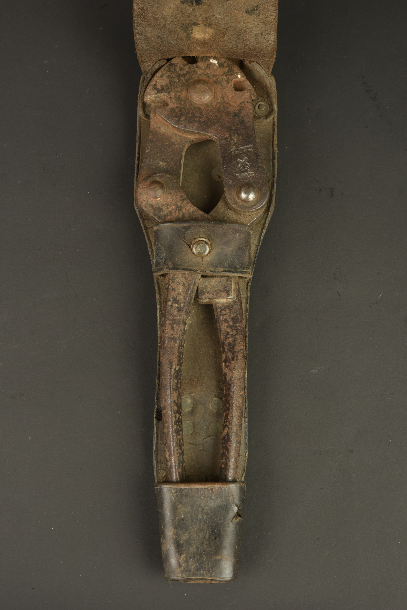Lot d'équipement anglais gamelle, quart, pince et boite à vivres. Lot of British equipment including mess tin, mug, wire cutters and ration tin — photo 3