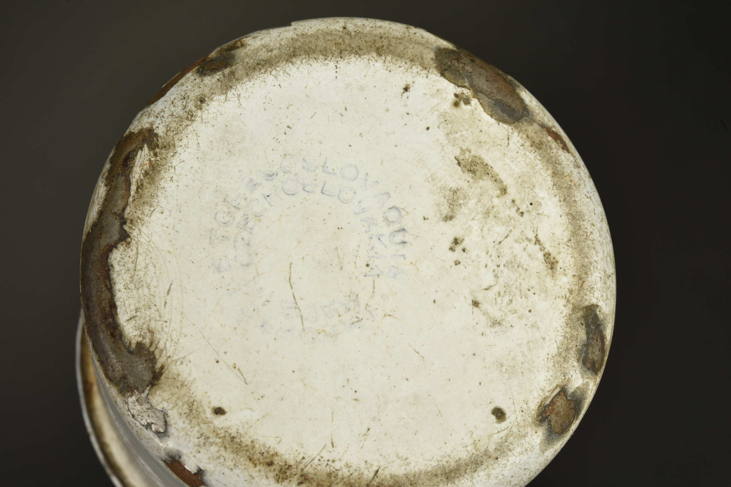 Lot d'équipement anglais gamelle, quart, pince et boite à vivres. Lot of British equipment including mess tin, mug, wire cutters and ration tin — photo 4