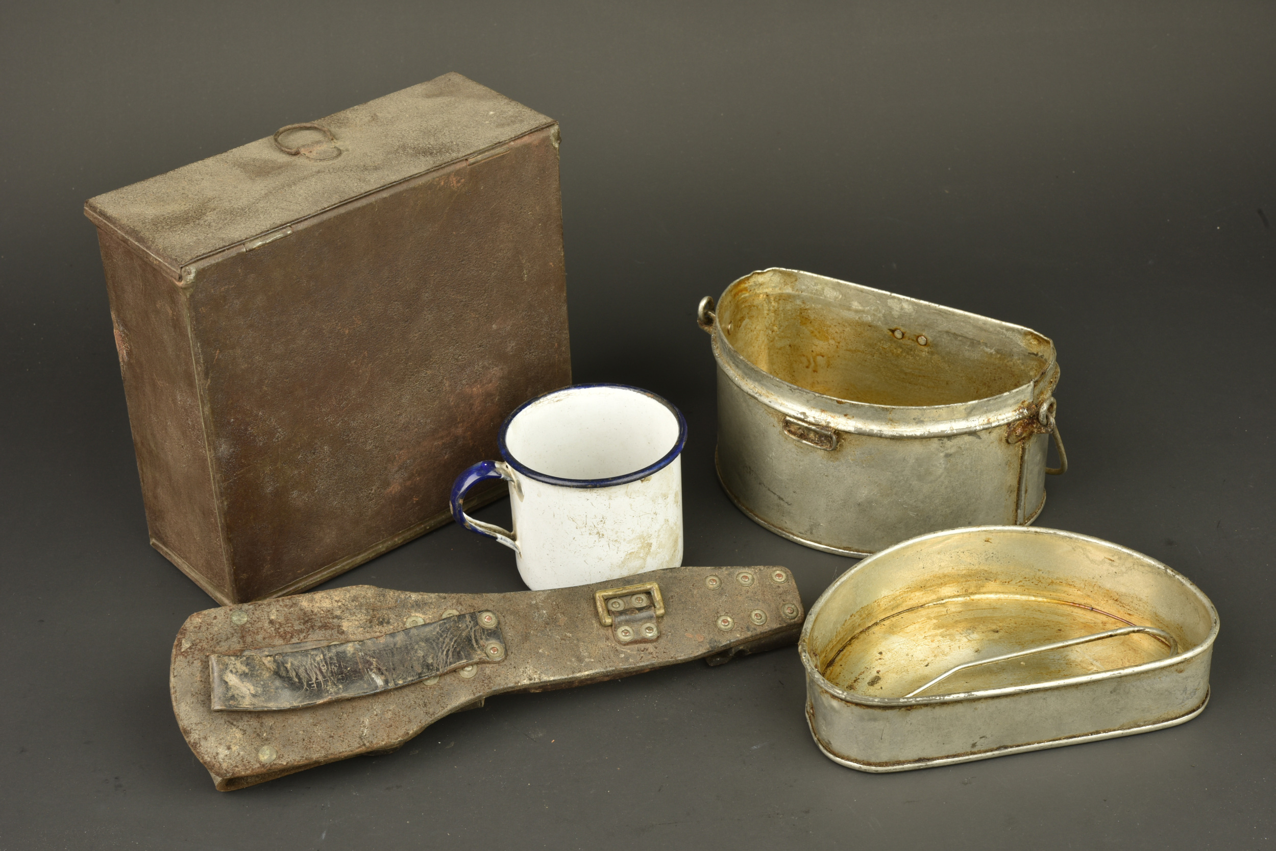 Lot d'équipement anglais gamelle, quart, pince et boite à vivres. Lot of British equipment including mess tin, mug, wire cutters and ration tin — photo 5