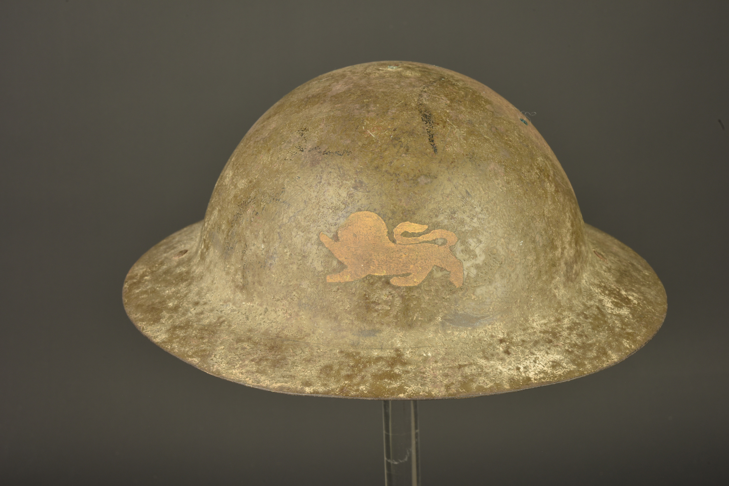 Casque anglais Brodie avec insigne du King's Own Royal Regiment de Lancaster. British Brodie helmet with badge of the King’s Own Royal Regiment of Lancaster — photo 1