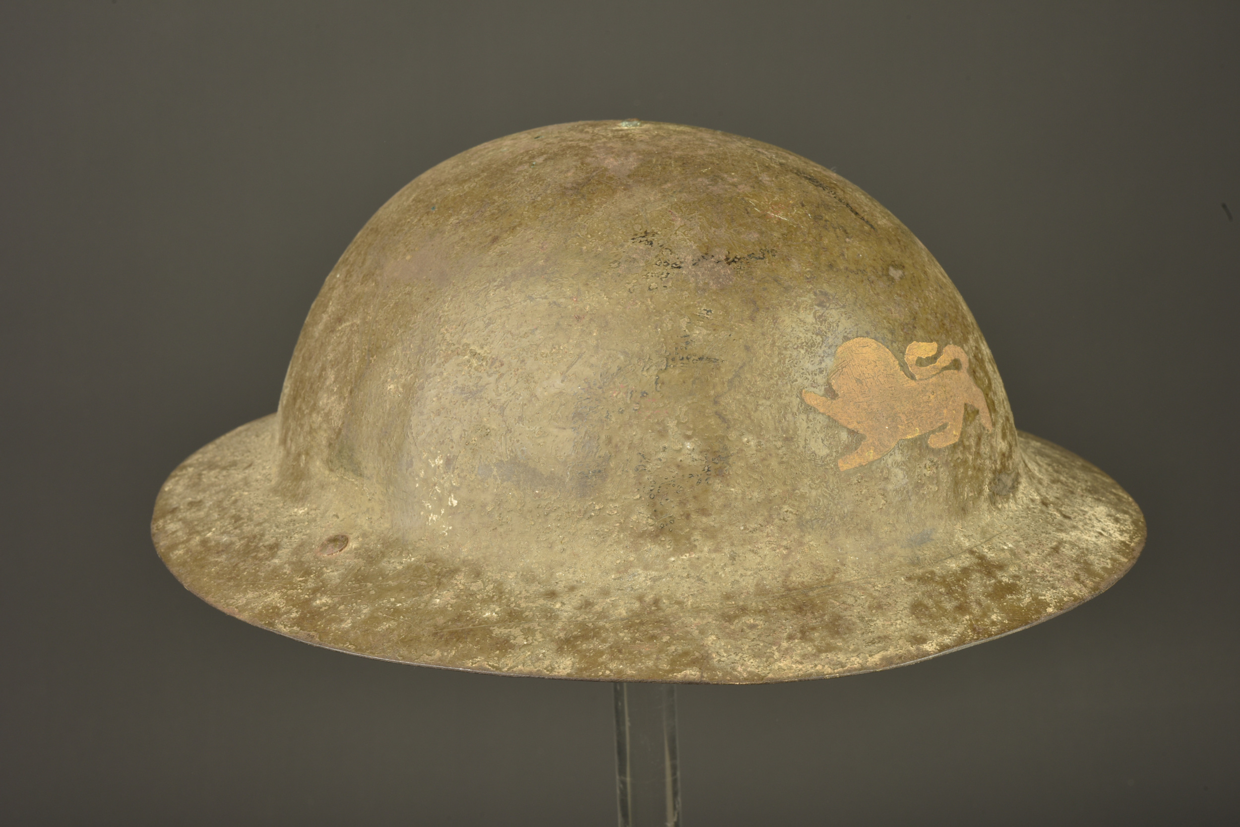 Casque anglais Brodie avec insigne du King's Own Royal Regiment de Lancaster. British Brodie helmet with badge of the King’s Own Royal Regiment of Lancaster — photo 10