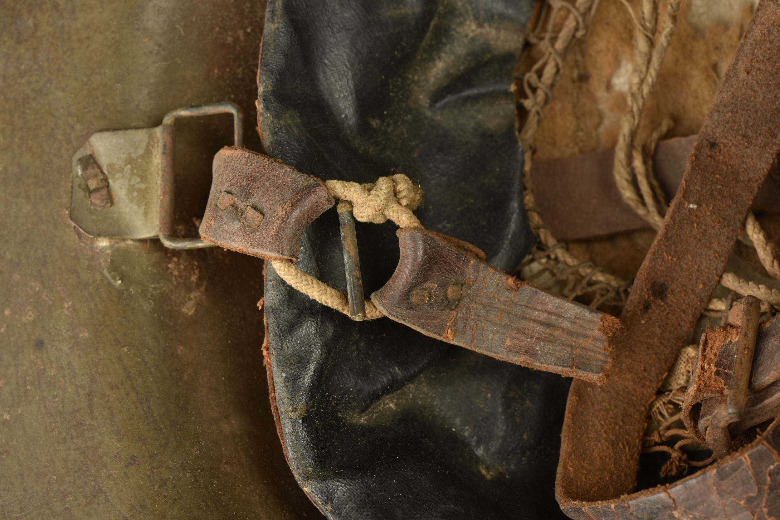 Casque anglais Brodie avec insigne du King's Own Royal Regiment de Lancaster. British Brodie helmet with badge of the King’s Own Royal Regiment of Lancaster — photo 2