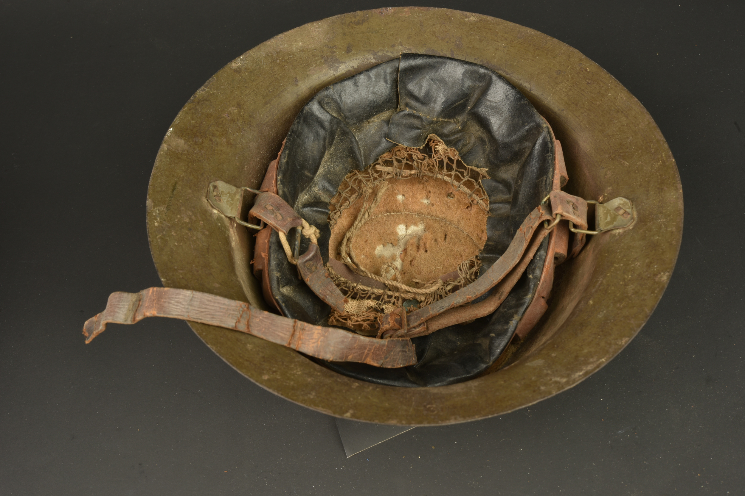 Casque anglais Brodie avec insigne du King's Own Royal Regiment de Lancaster. British Brodie helmet with badge of the King’s Own Royal Regiment of Lancaster — photo 5
