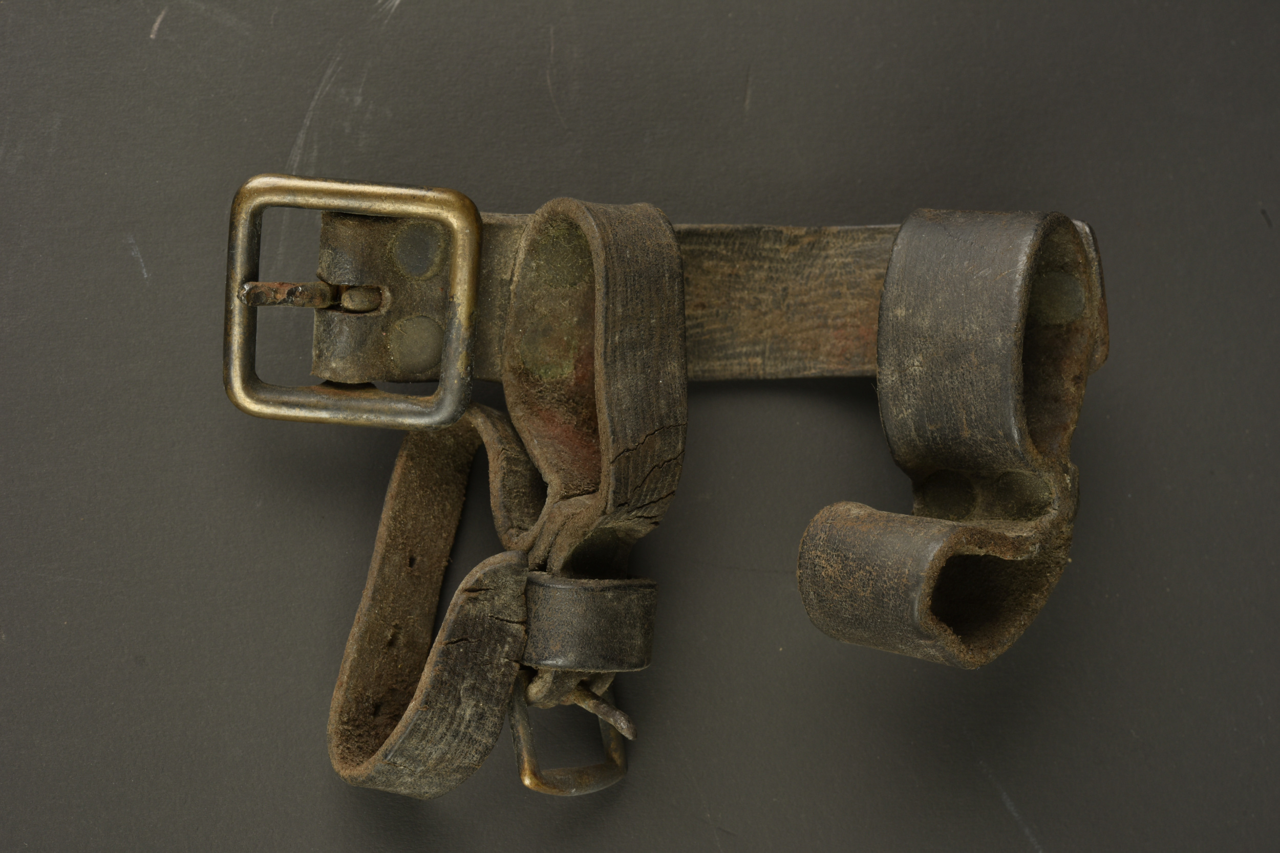 Porte manche d'outil anglais en cuir pattern 1914. British Pattern 1914 leather helve carrier — photo 1