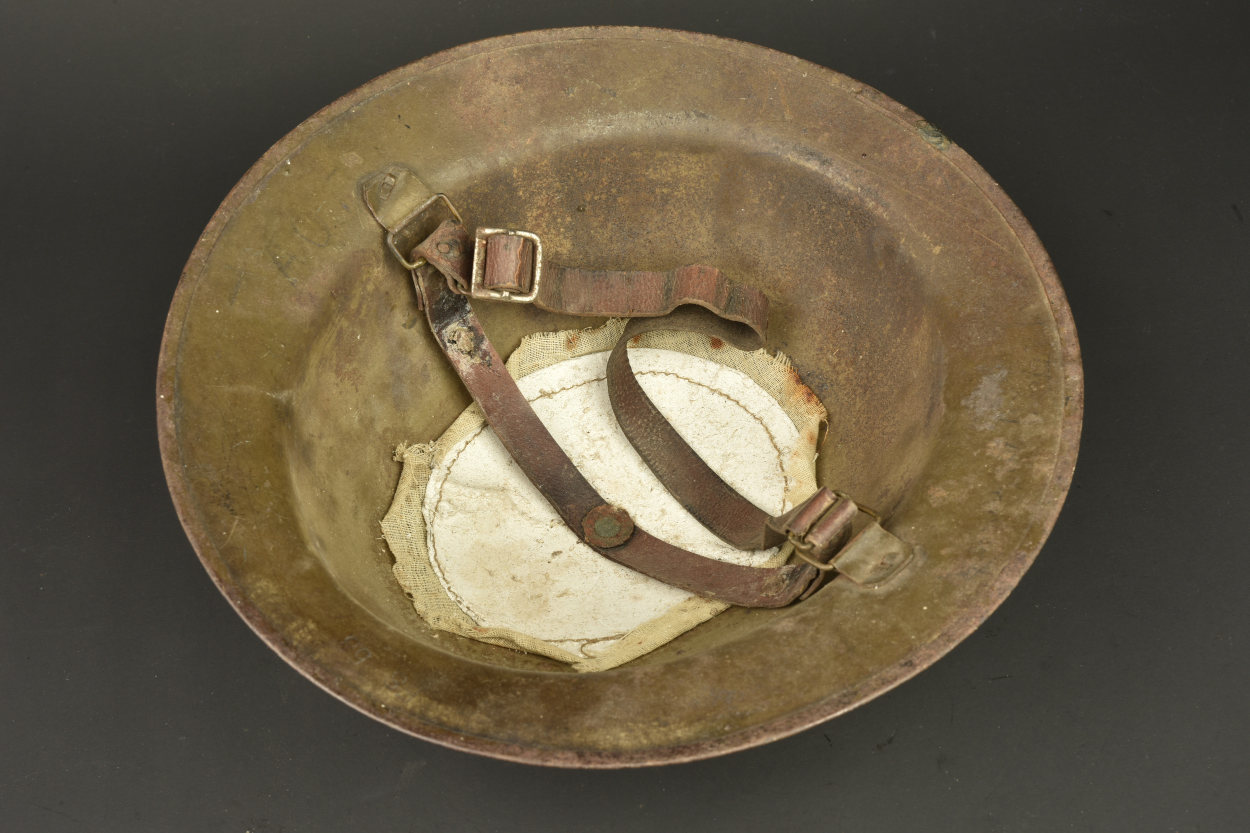 Casque anglais MkI, ceinture en web et cartouchière. British MkI helmet, web belt and ammunition pouch — photo 3