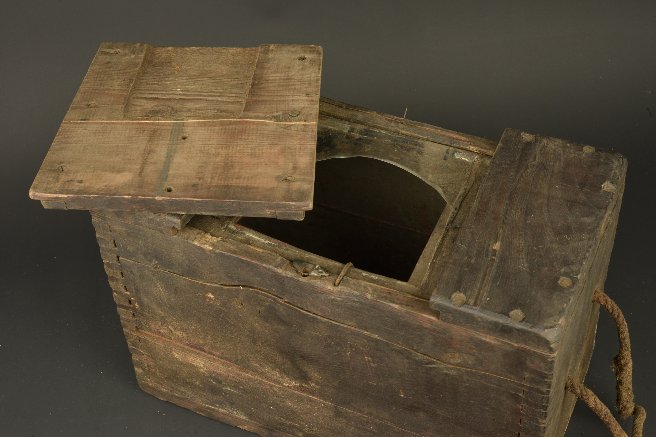 Caisse anglaise pour cartouchières d'allègement et bandolier toile. British crate for emergency ammunition pouches and cloth bandolier — photo 3