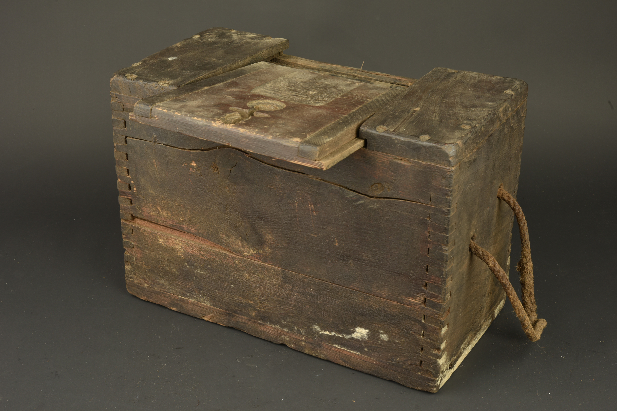 Caisse anglaise pour cartouchières d'allègement et bandolier toile. British crate for emergency ammunition pouches and cloth bandolier — photo 4