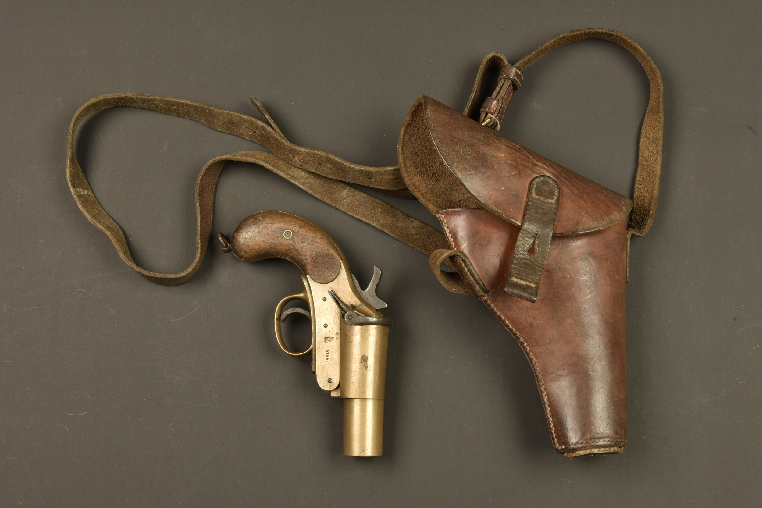 Lance fusée Webley et Scott dans son étui. Webley & Scott flare pistol in its holster — photo 1