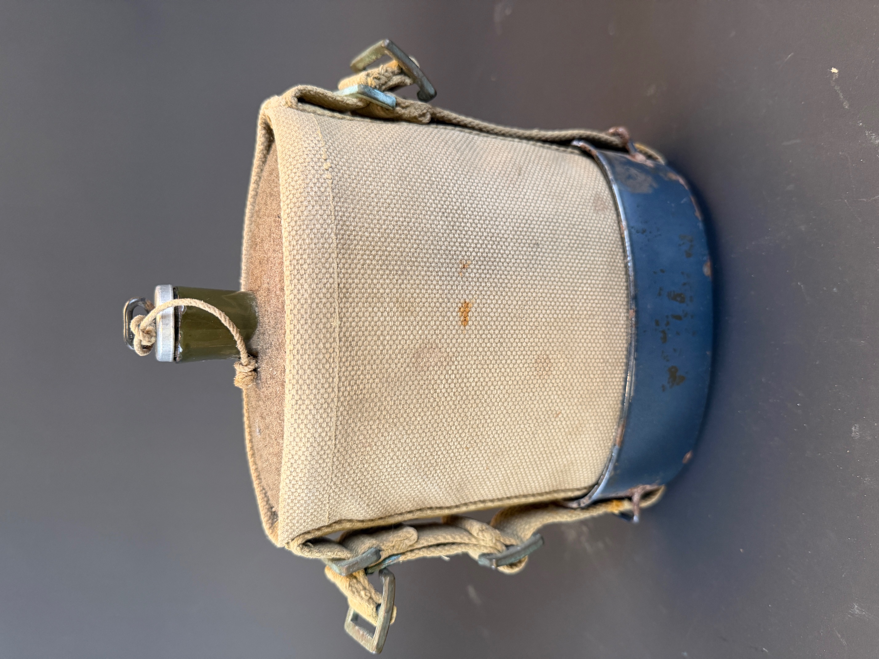 Bidon anglais avec harnais web et quart émaillé. British canteen with web harness and enamel mug — photo 1
