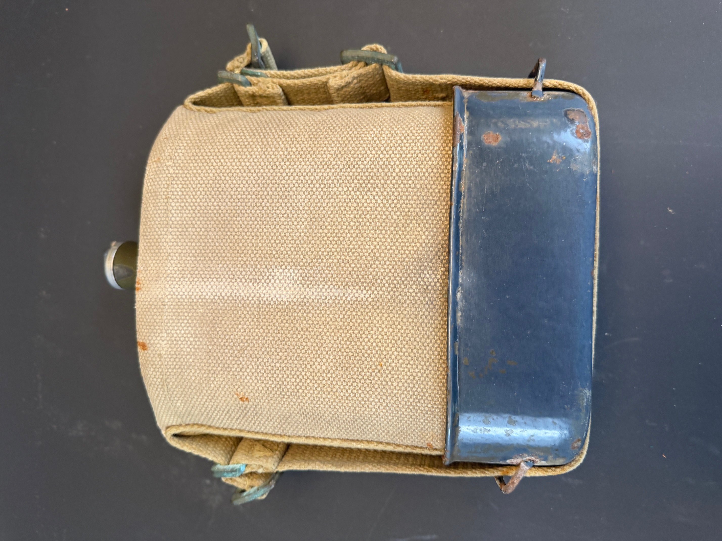 Bidon anglais avec harnais web et quart émaillé. British canteen with web harness and enamel mug — photo 2