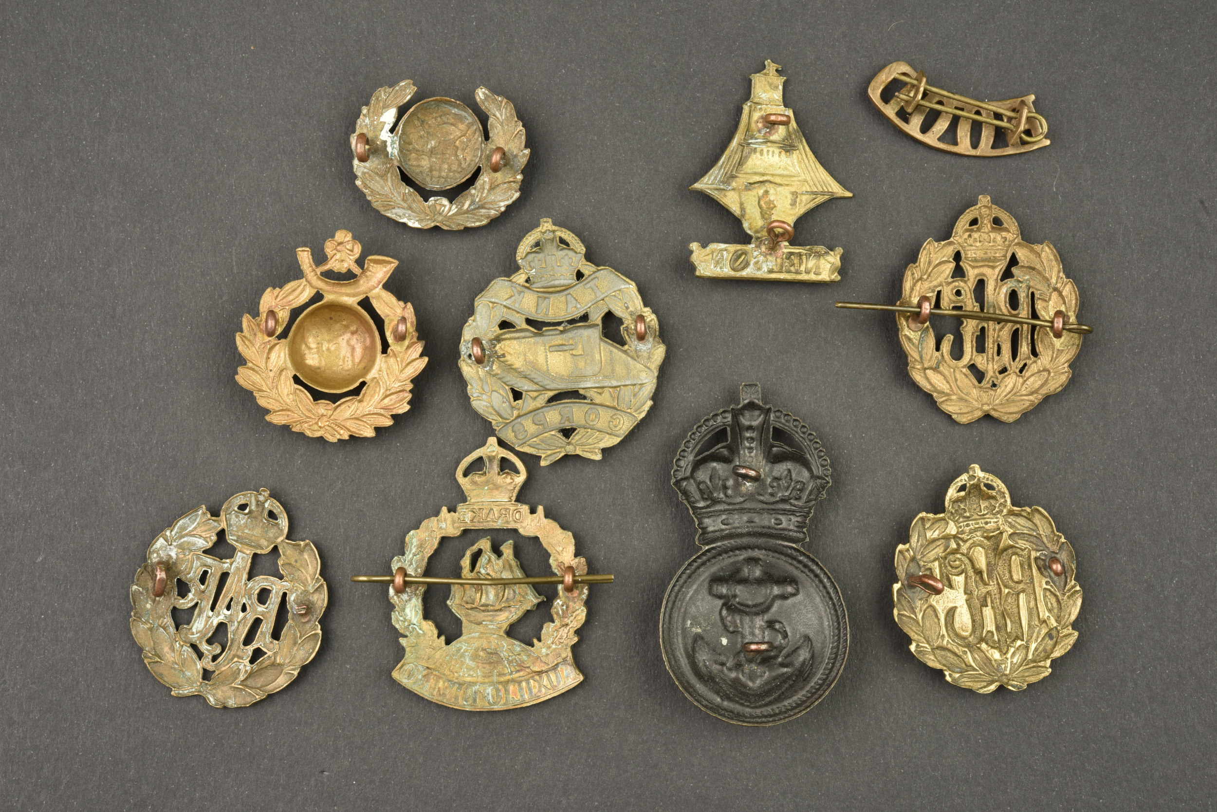 Lot de 10 insignes anglais Marine, Tank et Aviation. Lot of 10 British Navy, Tank Corps and Aviation badges — photo 2