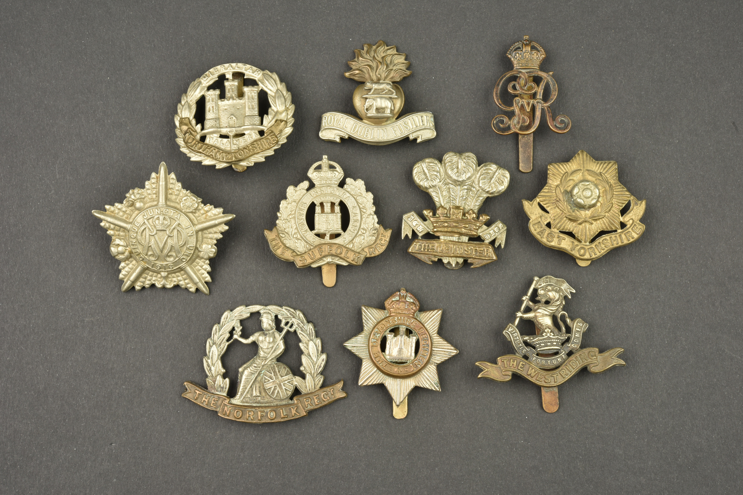 Lot de 10 insignes anglais. Lot of 10 British badges — photo 1